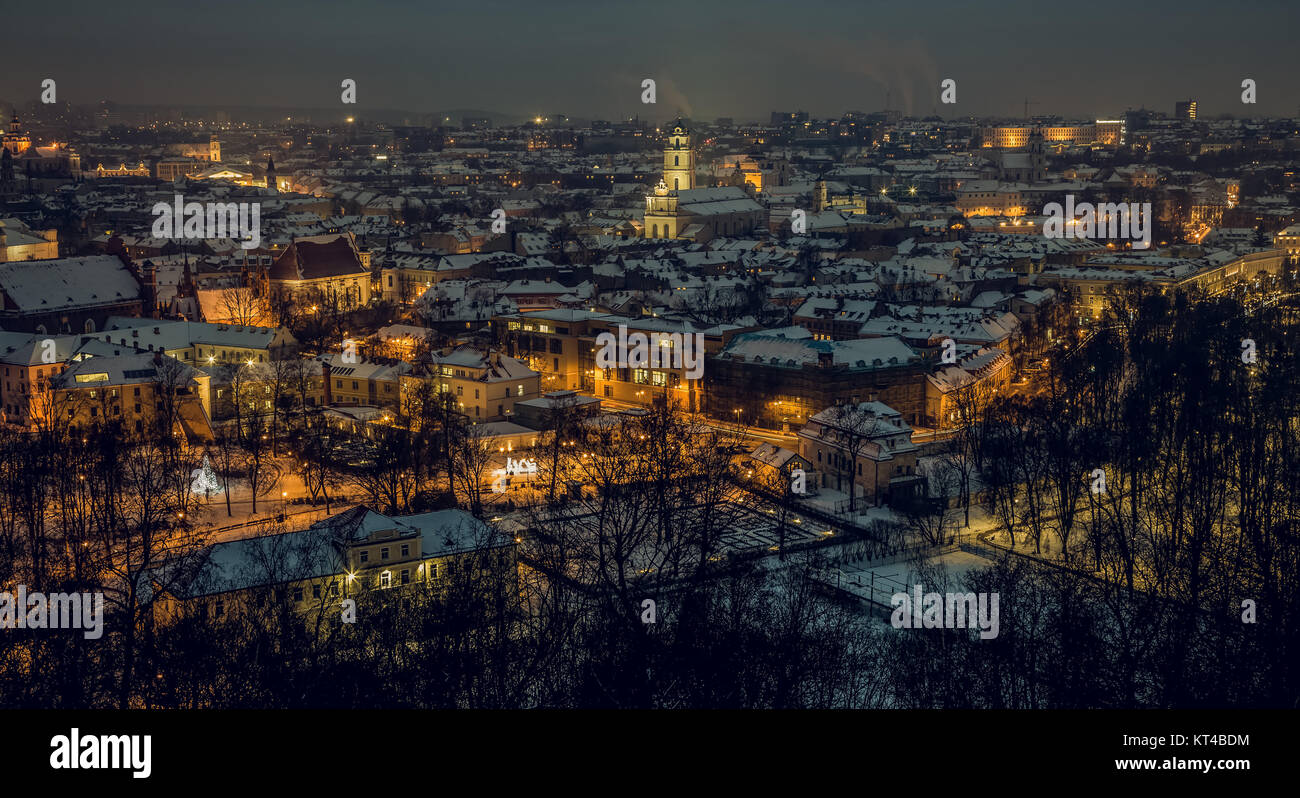 Vilnius alte Stadt Panorama bei Nacht Stockfoto