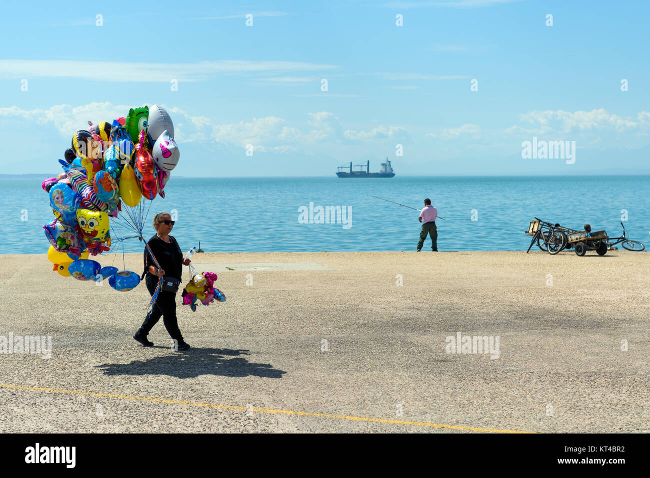Frau mit bunten Luftballons für Verkauf zu Fuß entlang der Küste von Thessaloniki, Thessaloniki, Griechenland Stockfoto