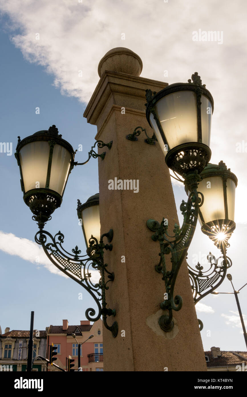 Sonnenstrahlen durch die Ornamente der dekorativen Laternen auf Lions Bridge, Sofia, Bulgarien, Osteuropa Stockfoto