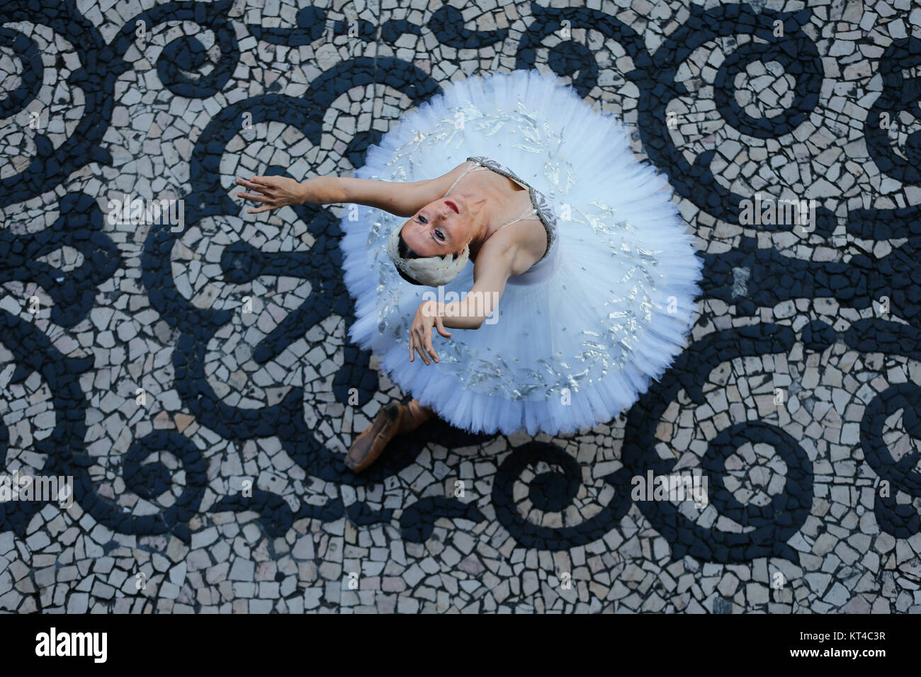 Ballerina Cecilia Kerche führt während einer protestieren gegen Kürzungen für die Kunst und Kultur auch außerhalb des Stadttheater 18. Dezember in Rio de Janerio, Brasilien 2017. (Fernando Buergin/Agencia Brasil über Planetpix) Stockfoto