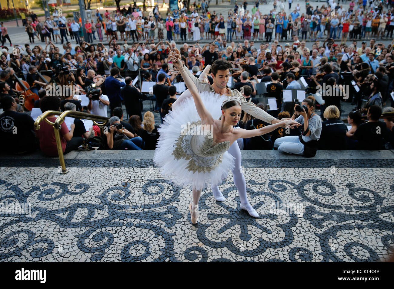 Balletttänzer Debora Ribeiro und Diego Lima während einer protestieren gegen Kürzungen für die Kunst und Kultur auch außerhalb des Stadttheater 18. Dezember in Rio de Janerio, Brasilien 2017. (Fernando Buergin/Agencia Brasil über Planetpix) Stockfoto