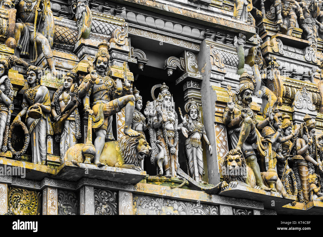 Closeup Details auf dem Turm eines Hindu-Tempels in Colombo, Sri Lanka, Lord Shiva gewidmet. Stockfoto