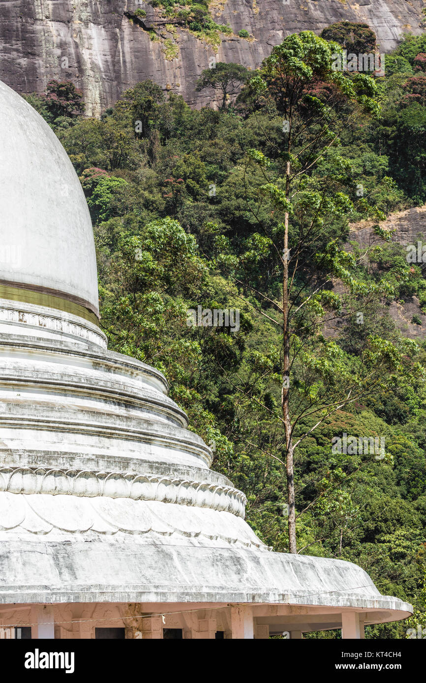 Weißer Stupa Heiligen Berg Adam's Peak in Sri Lanka Stockfoto