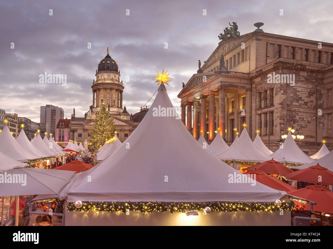 Chtristmas Markt in Gandarmenmarkt in Berlin am frühen Abend unter dramatischen Himmel. Panoramablick auf das Bild. Stockfoto