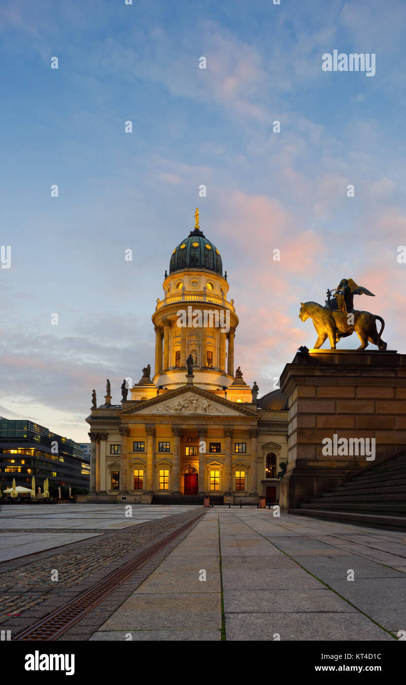 Neue Kirche (Deutscher Dom oder Deutscher Dom) am Gendarmenmarkt am Abend Stockfoto