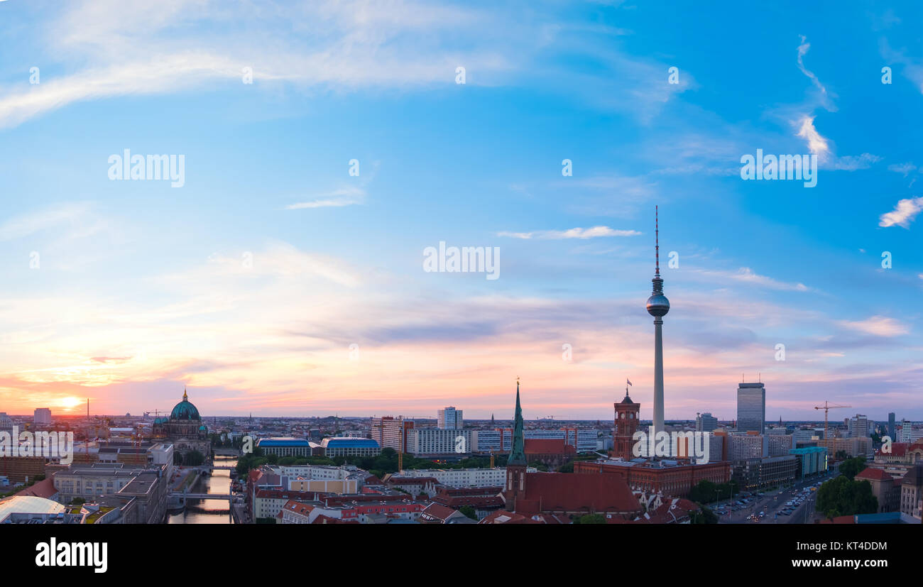 Skyline von Berlin in Deutschland mit TV Tower, Berliner Dom und Rathaus auf einen Sonnenuntergang Stockfoto