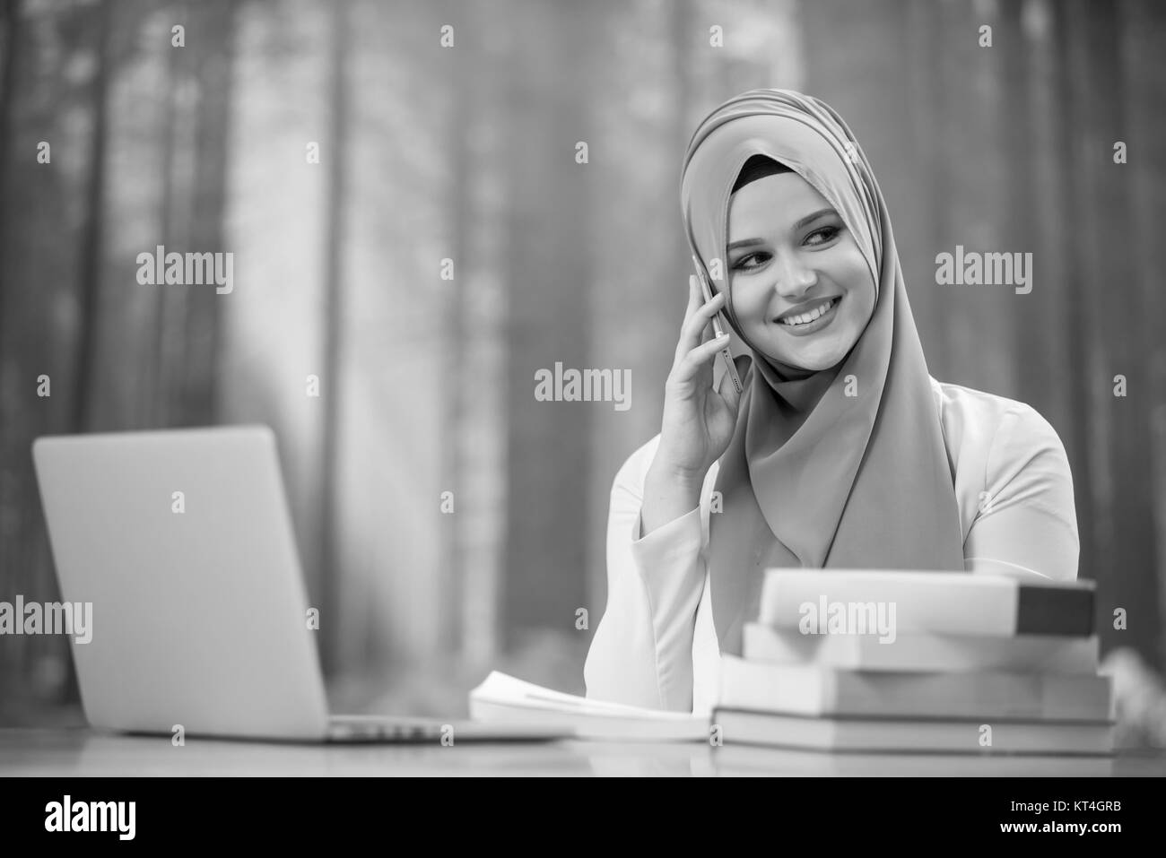 Hübsche Frau tragen Hijab vor Laptop Suche und Büroarbeit mit verschiedenen Gesichtsausdruck isoliert in weißem Hintergrund - Büro, busin Stockfoto