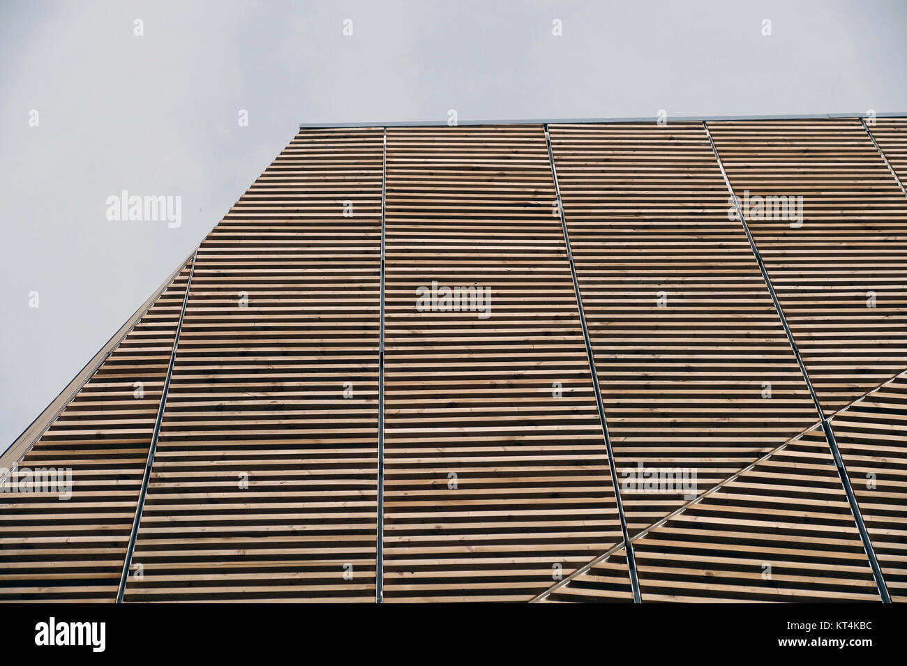 Detail eines modernen Holz- Architektur in Brettschichtholz auf blauen Himmel Stockfoto