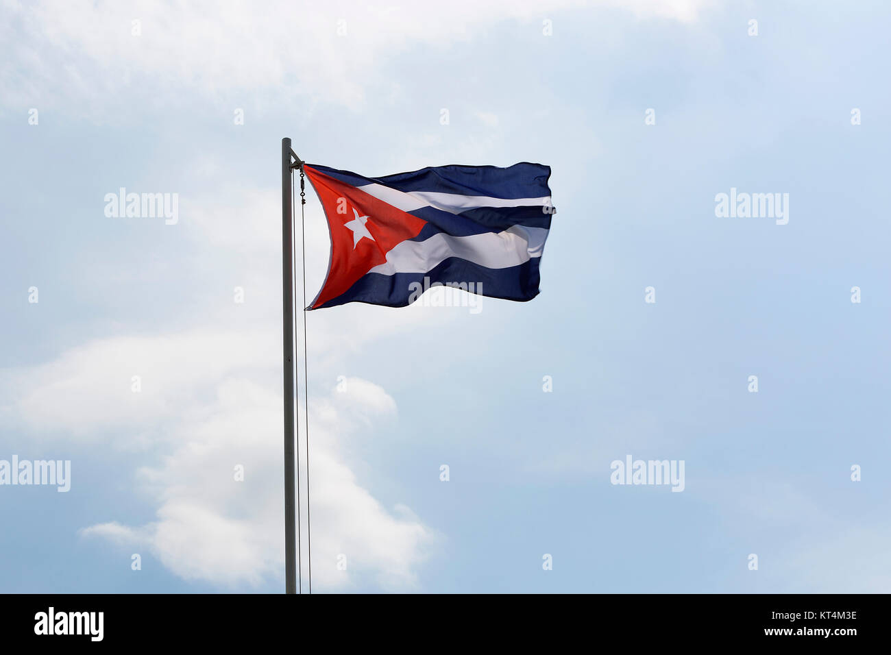 Nationalflagge Kubas auf einem Fahnenmast vor blauem Himmel Stockfoto