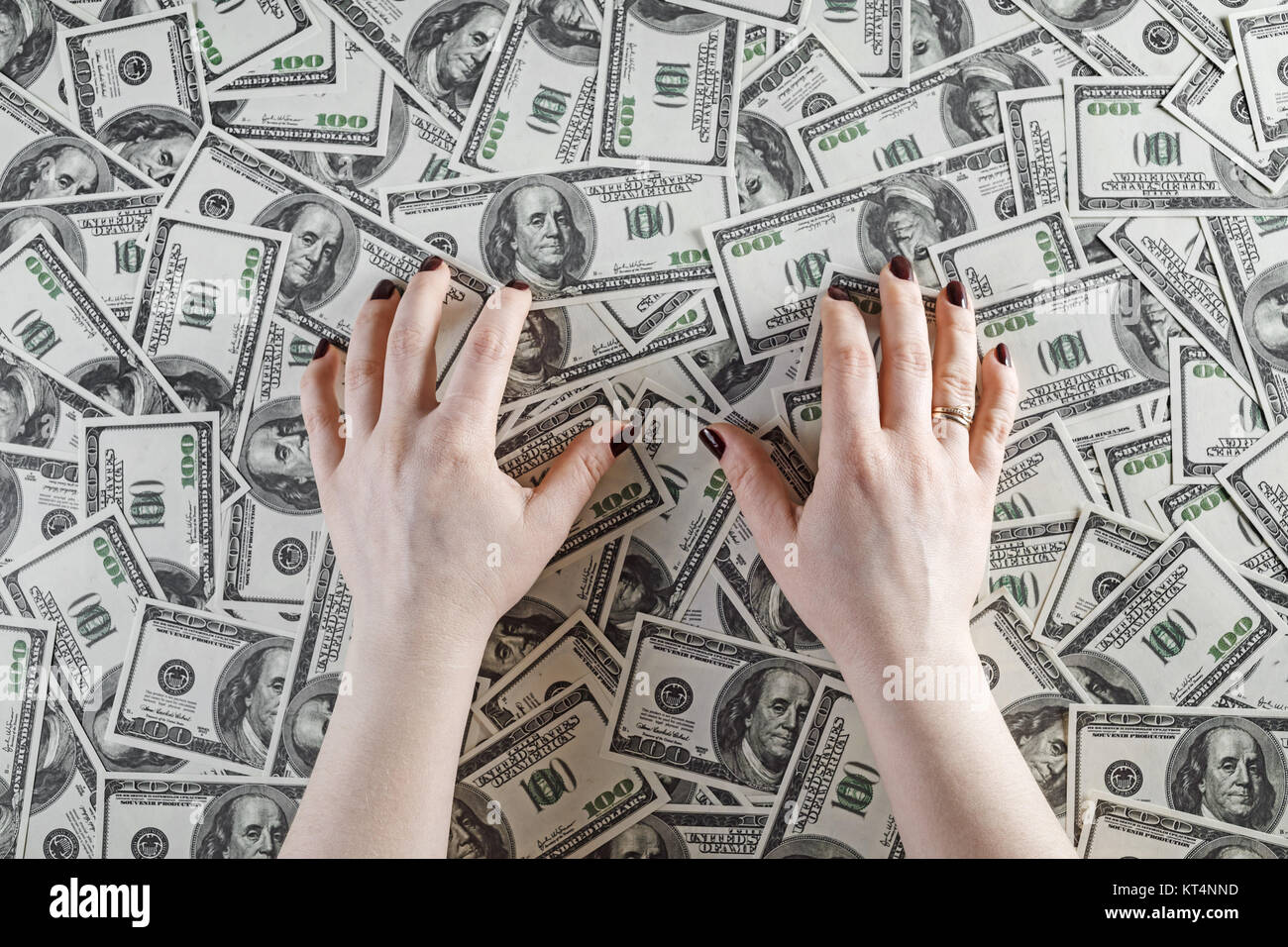 Weibliche Hände und Geld Stockfoto