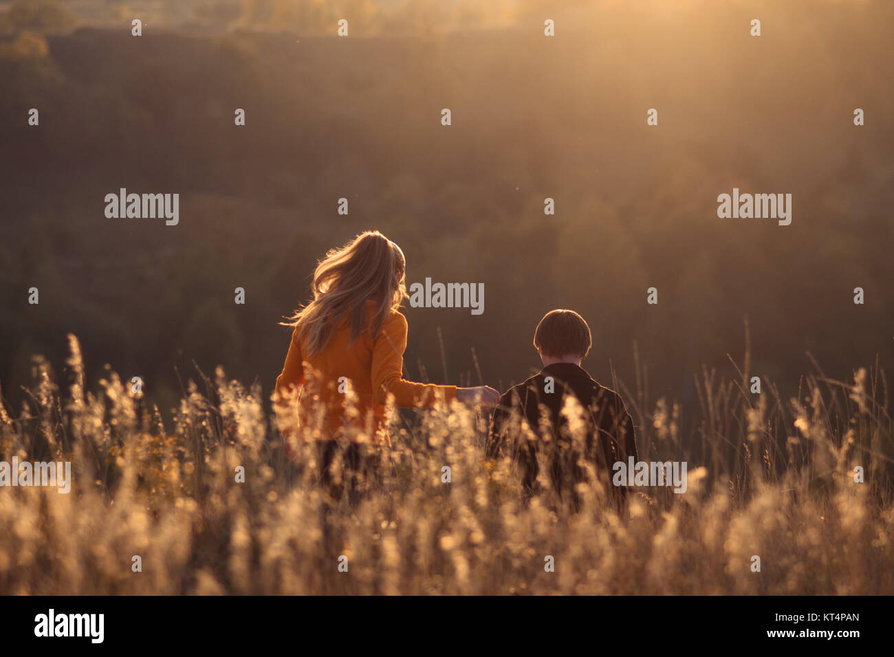 Sehr schöne niedliche Sonnenuntergang mit perfekter Aussicht im Freien im Herbst, Sommer, perfekte Reisen für junge Familie, schöne Lieblings Paar. Junge glücklich schöne Paar hat romantisches Date auf Hügeln im Freien mit Schwarzlicht sunlights, perfekte Aussicht und den Sonnenuntergang. Stockfoto