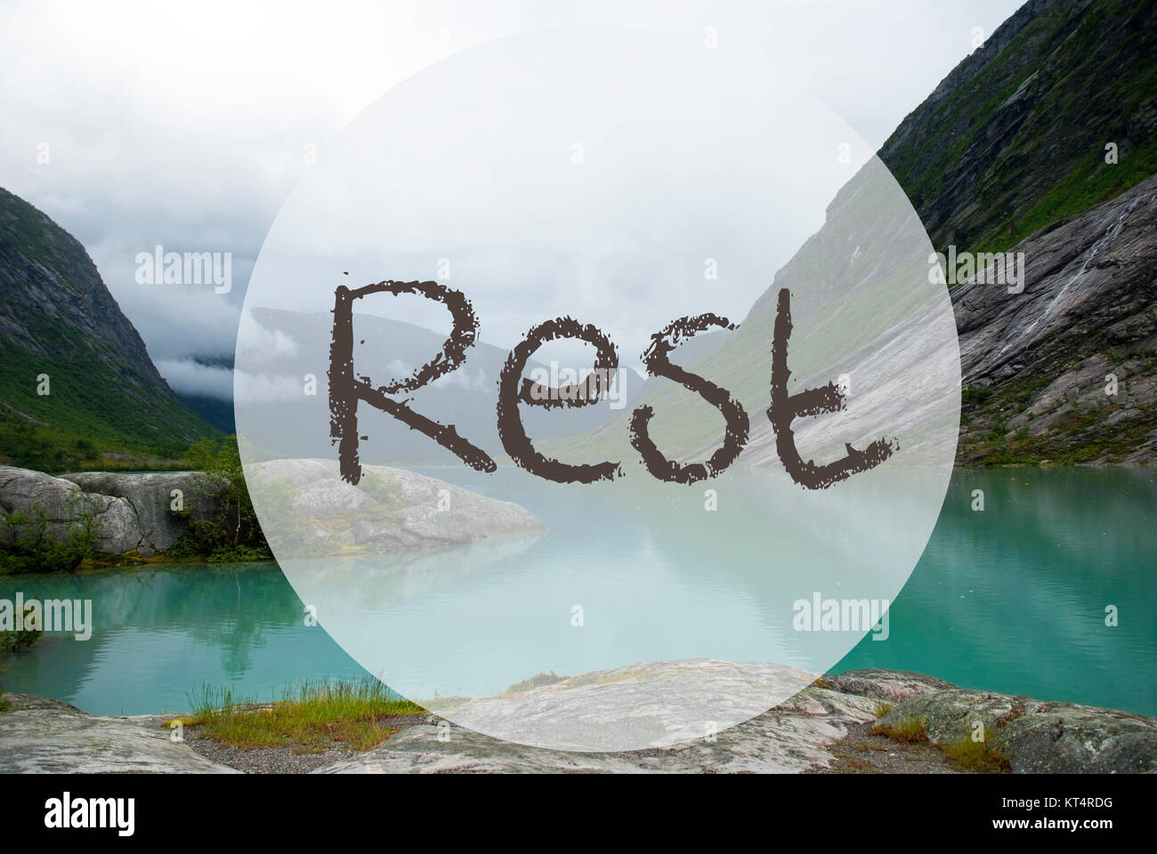 Englischer Text Rest. See mit den Bergen In Norwegen. Bewölkter Himmel. Friedliche Landschaft mit Felsen und Grass. Grußkarte Stockfoto
