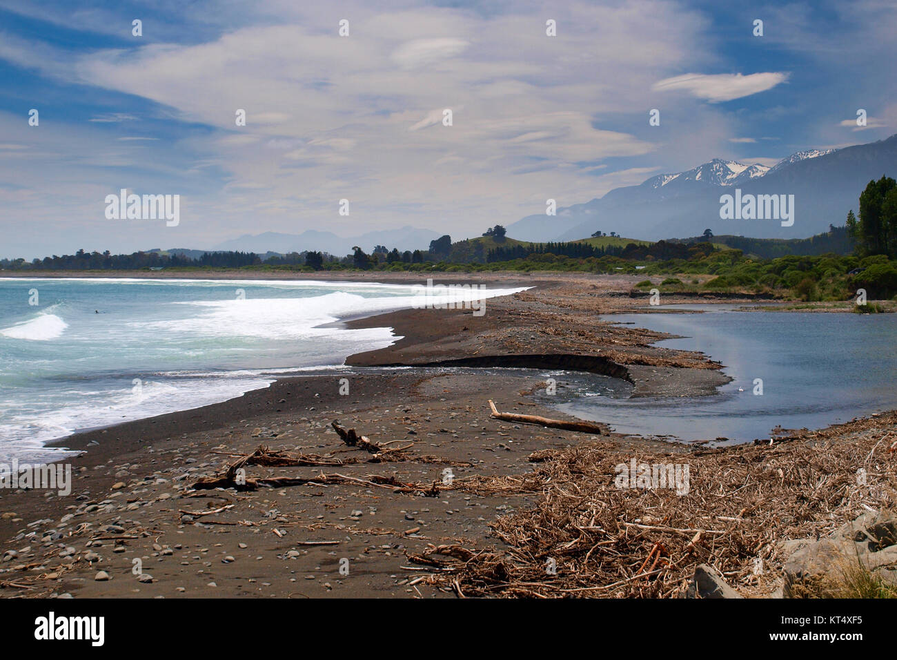 River Mouth auf schwarzem Sand Strand an der Küste von Kaikoura, Neuseeland Stockfoto