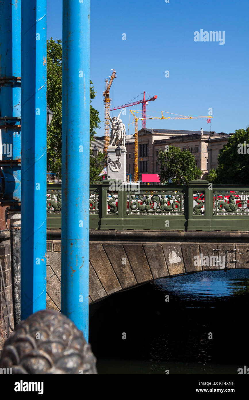 Blick in die Berliner Schlossbrücke mit Baukränen auf der Museumsinsel und Versorgungsleitungen an der Spree Stockfoto