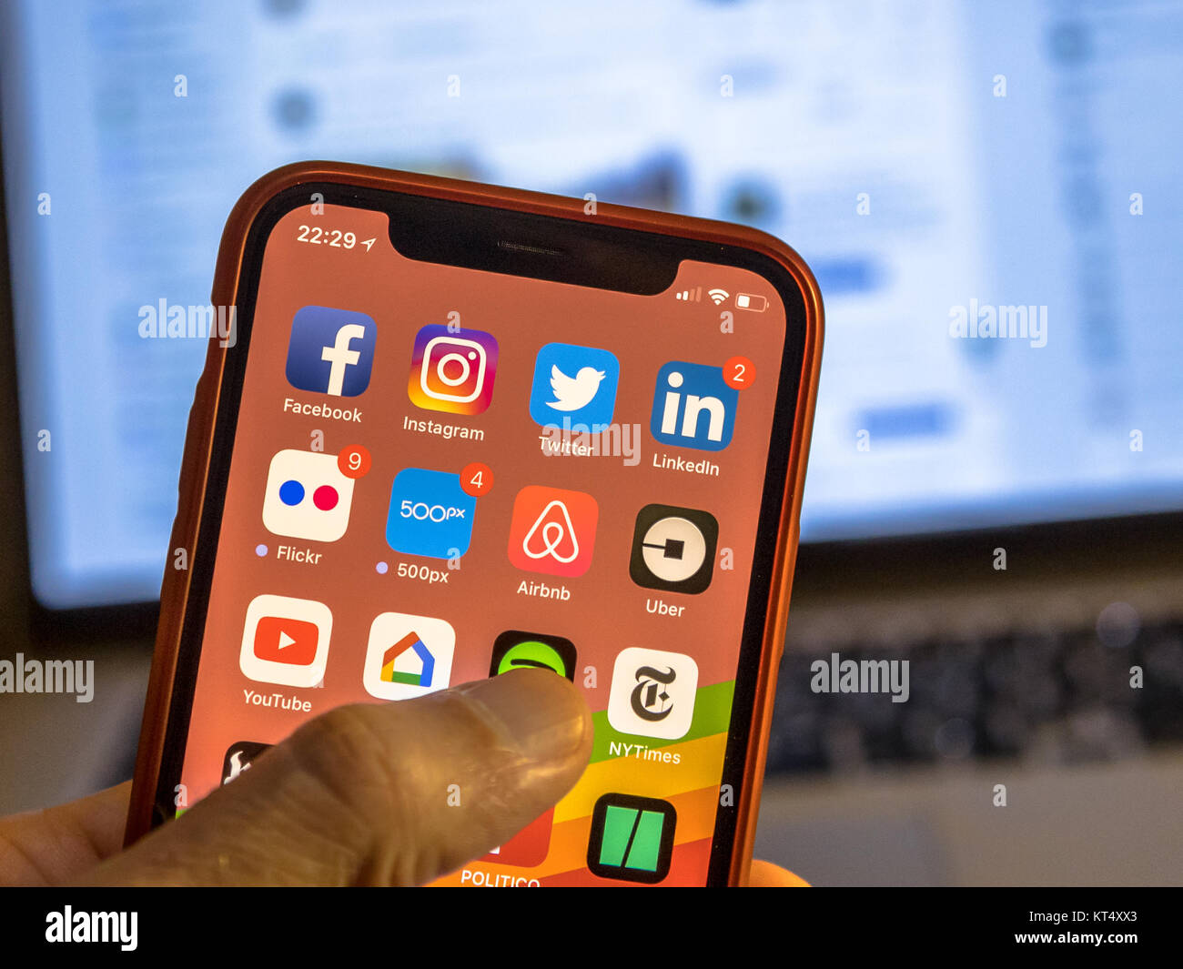 NEW YORK, USA - NOVEMBER 7, 2017: Social Media app Symbole auf dem neuen Smartphone Display Close-up um andere iOS-Anwendungen mit Laptop im Hintergrund Stockfoto