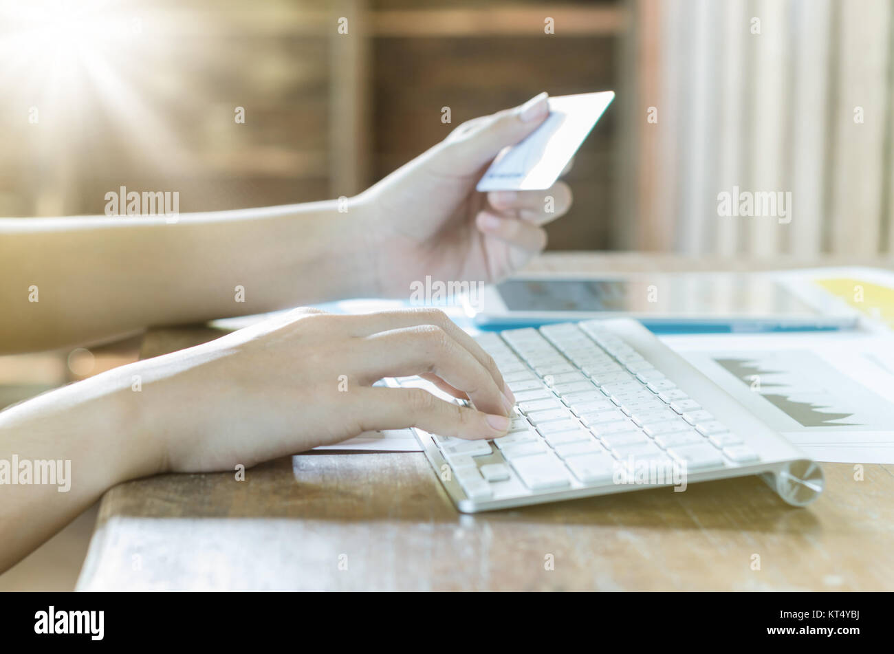 Business Frau mit Computer mit einer Kreditkarte online einkaufen. Stockfoto