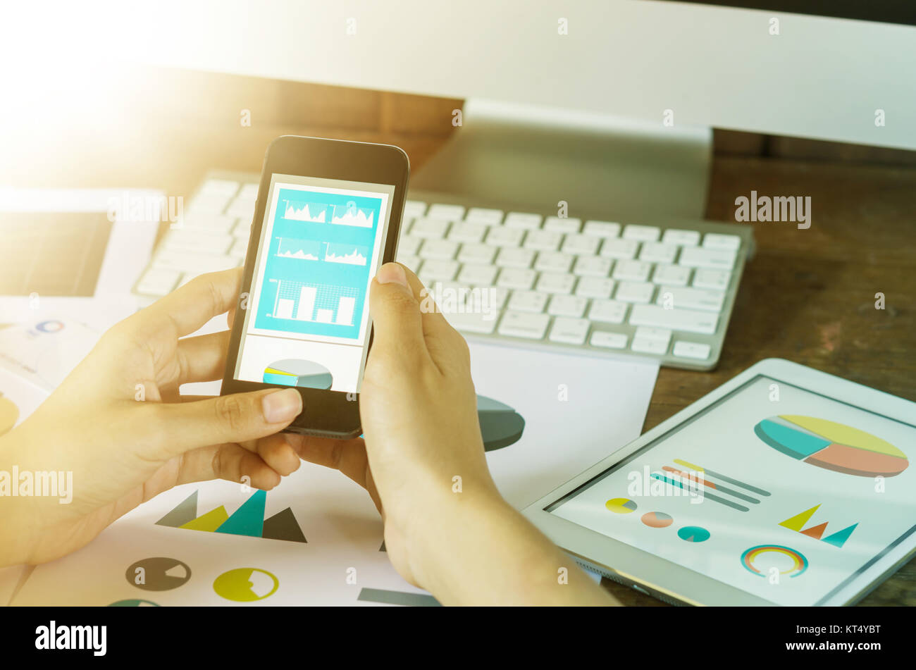 Geschäftskonzept. Die Frau Hände mittels smart phone mit finanzieller Dokument. Stockfoto