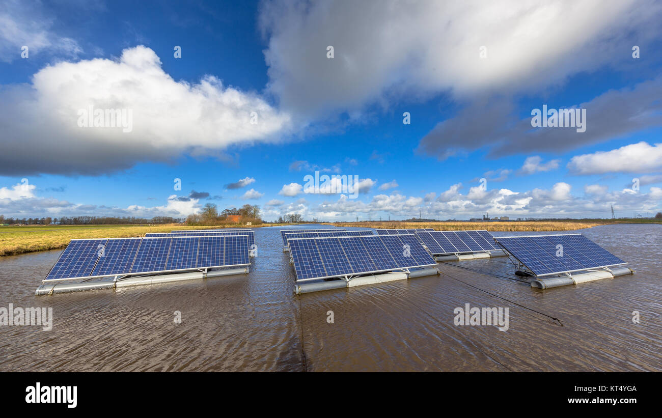 Solaranlagen auf offenen Gewässern können stellen eine ernsthafte Alternative zu Boden Solaranlagen montiert Stockfoto