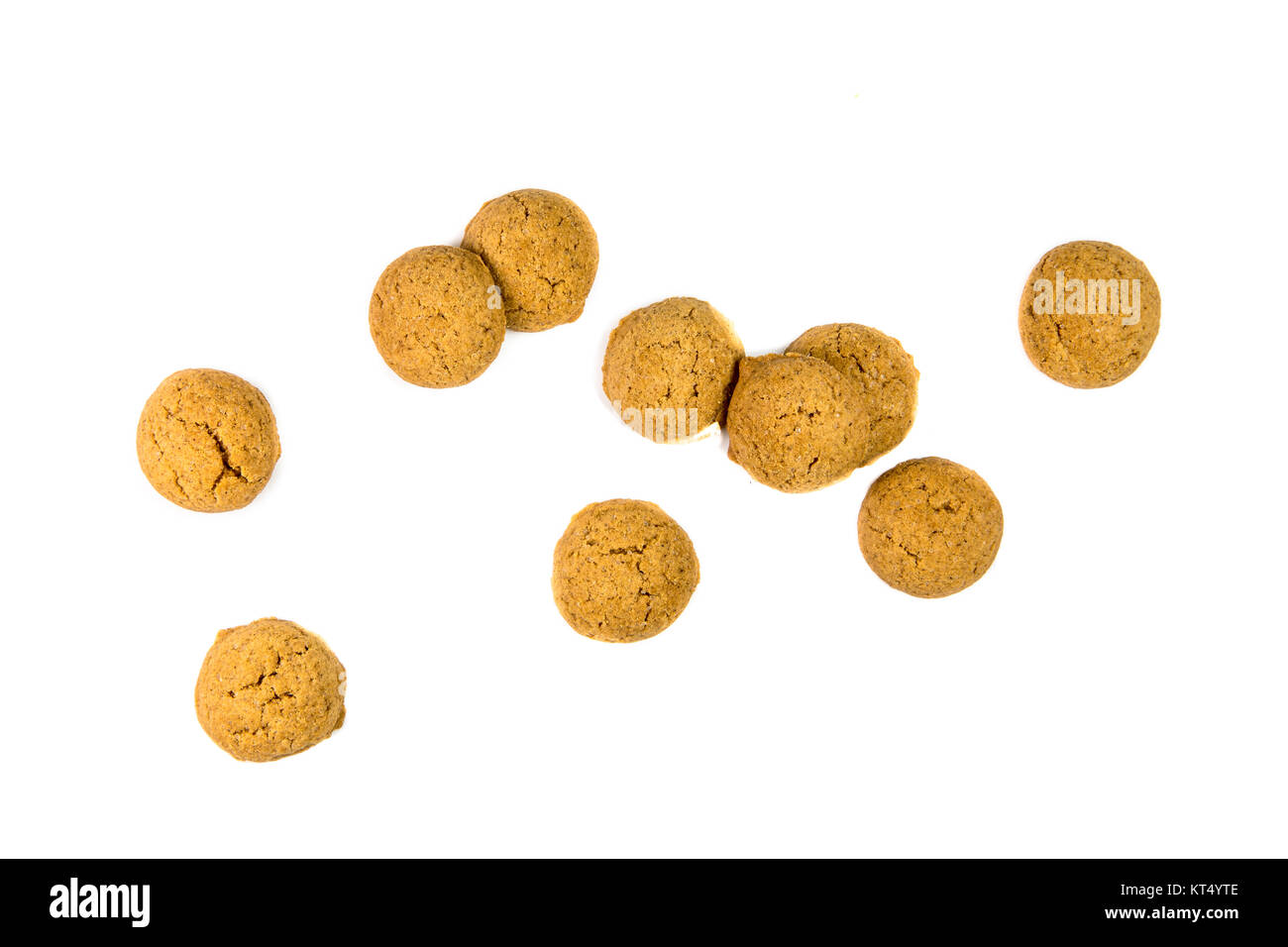 Kleine Menge zerstreut Pepernoten cookies oder Ingwer Muttern von oben als Sinterklaas Dekoration auf weißem Hintergrund für niederländische sinterklaasfeest Holida Stockfoto