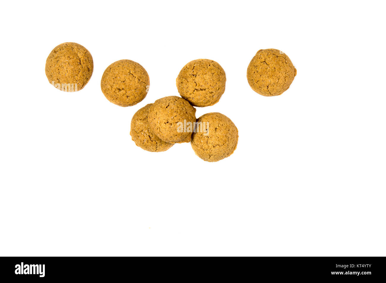 Kleine Haufen verstreut Pepernoten Cookies von oben als Sinterklaas Dekoration auf weißem Hintergrund für niederländische sinterklaasfeest holiday Event auf Deze Stockfoto