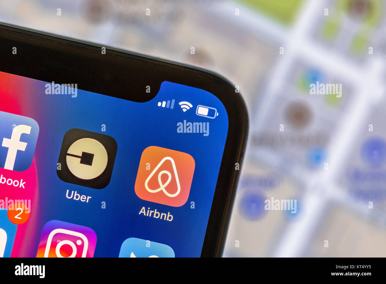 NEW YORK, USA - 8. NOVEMBER 2017: Airbnb app Logo auf Handy mit Karte im Hintergrund. Airbnb ist ein online Marktplatz bietet Menschen eine Stockfoto