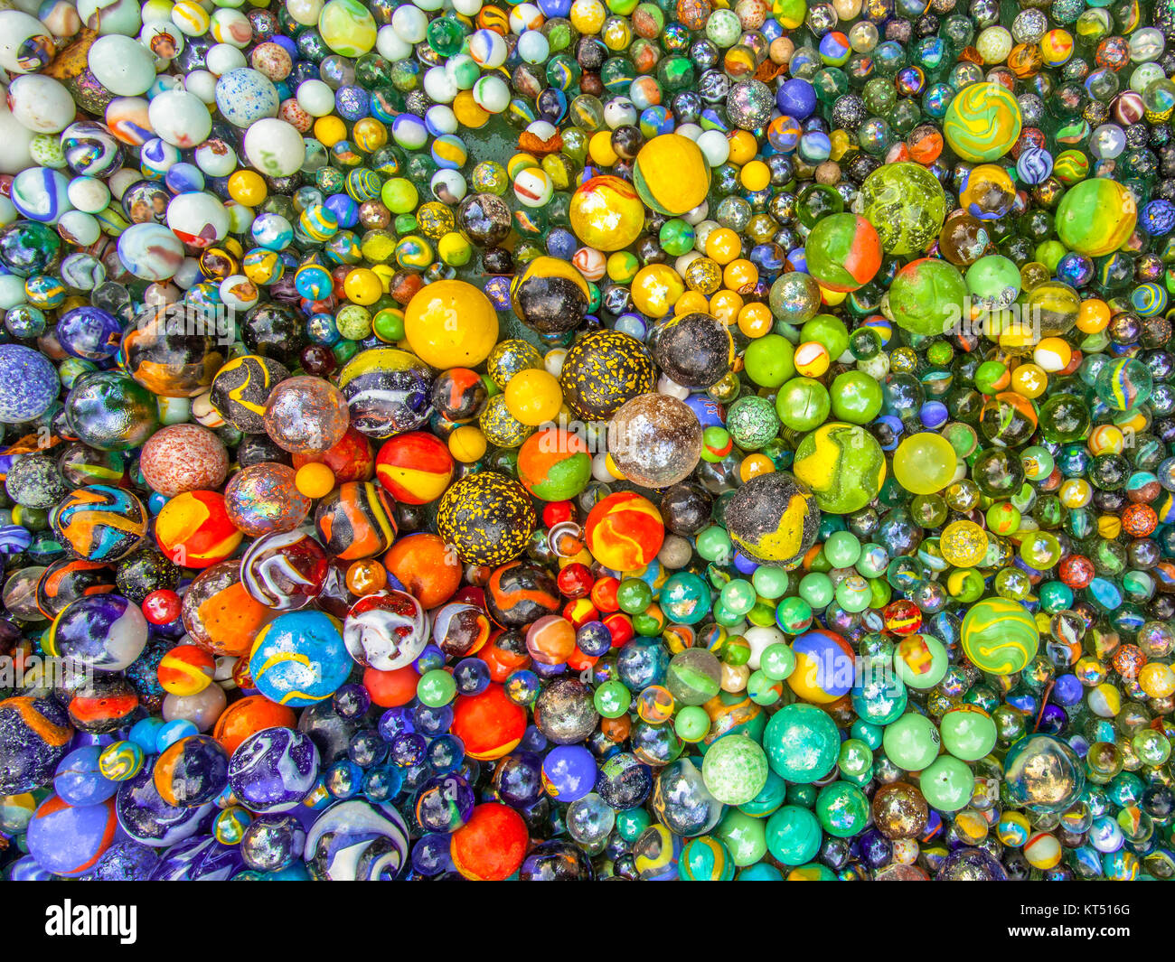 Hintergrund der bunte Glasmurmeln in verschiedenen Größen in einer Farbe Muster wie methaphor für multikulturelle Gemeinschaft zusammenleben Stockfoto