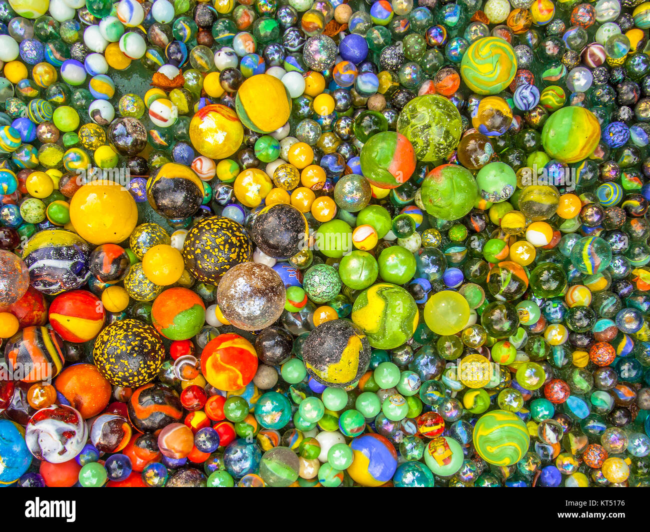 Glasmurmeln in verschiedenen Größen in einer Farbe, Muster Stockfoto