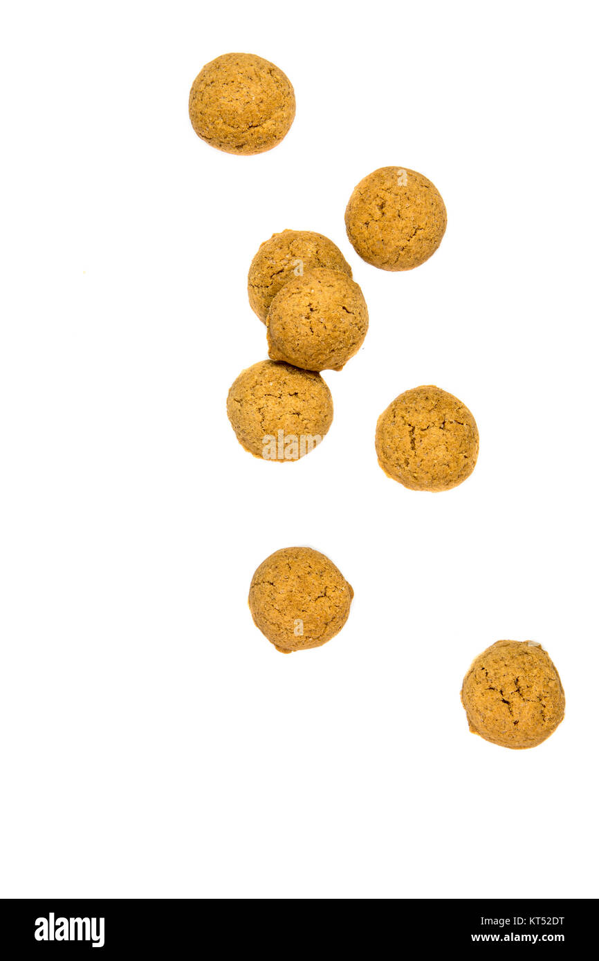 Anzahl der verstreut Pepernoten Cookies von oben als Sinterklaas Dekoration auf weißem Hintergrund für niederländische sinterklaasfeest holiday Event am 5. Dezember Stockfoto