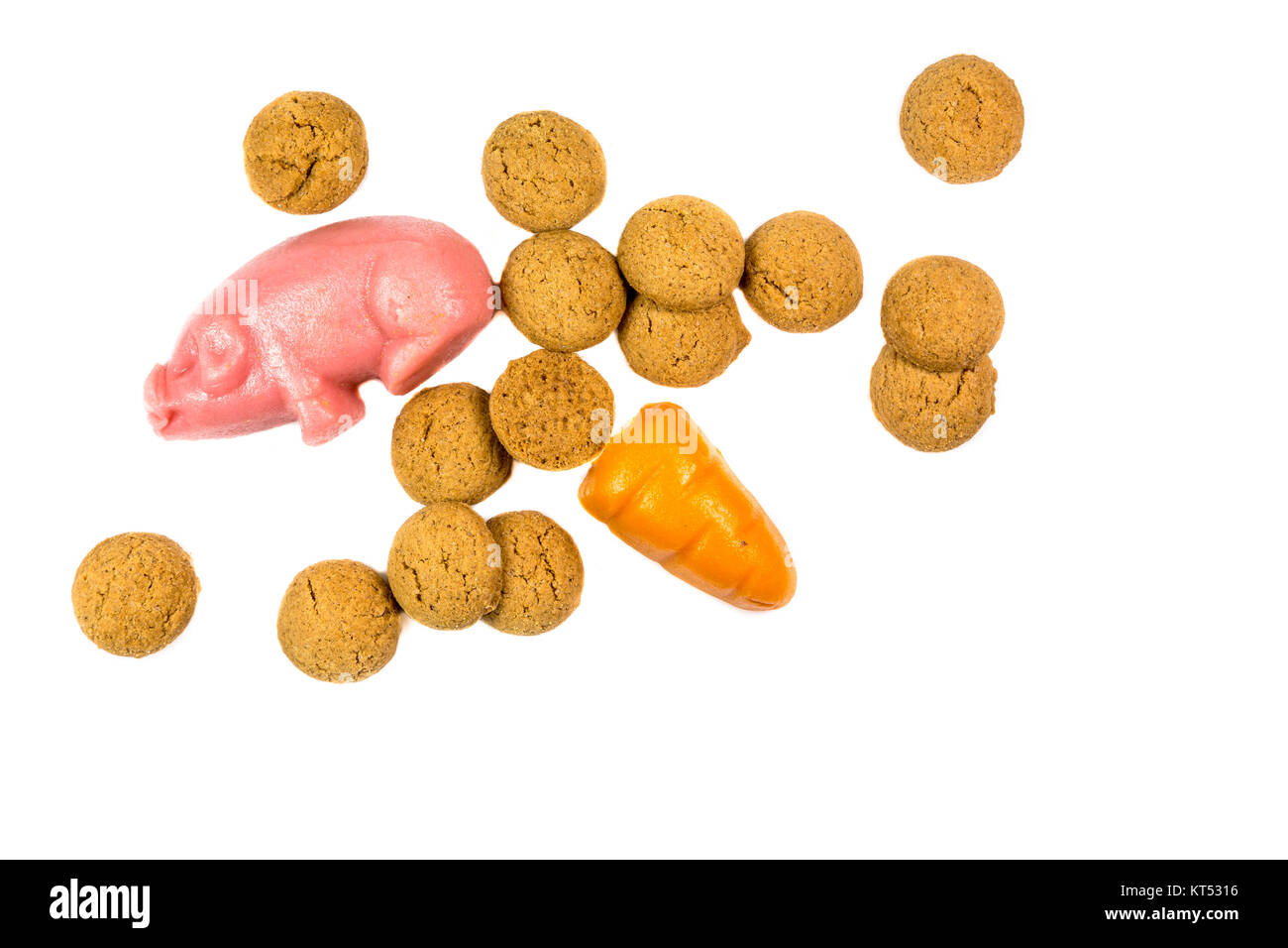 Gruppe von Pepernoten cookies mit Marzipan Schwein und Karotte Sinterklaas Dekoration auf weißem Hintergrund für niederländische sinterklaasfeest holiday Event auf decemb Stockfoto