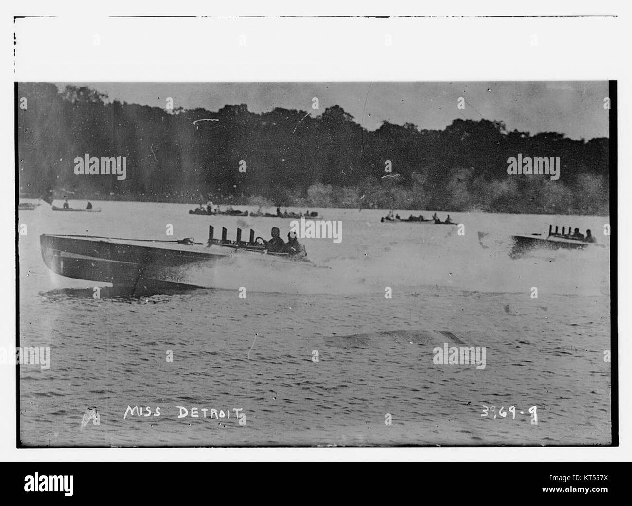 Miss Detroit, eine bekannte Persönlichkeit in der Welt der Schönheitswettbewerbe, ist bekannt für ihr erfolgreiches Vermächtnis. Dieses Foto fängt einen Moment aus einem ihrer Erscheinungen ein und symbolisiert den Erfolg im Prunk. Stockfoto