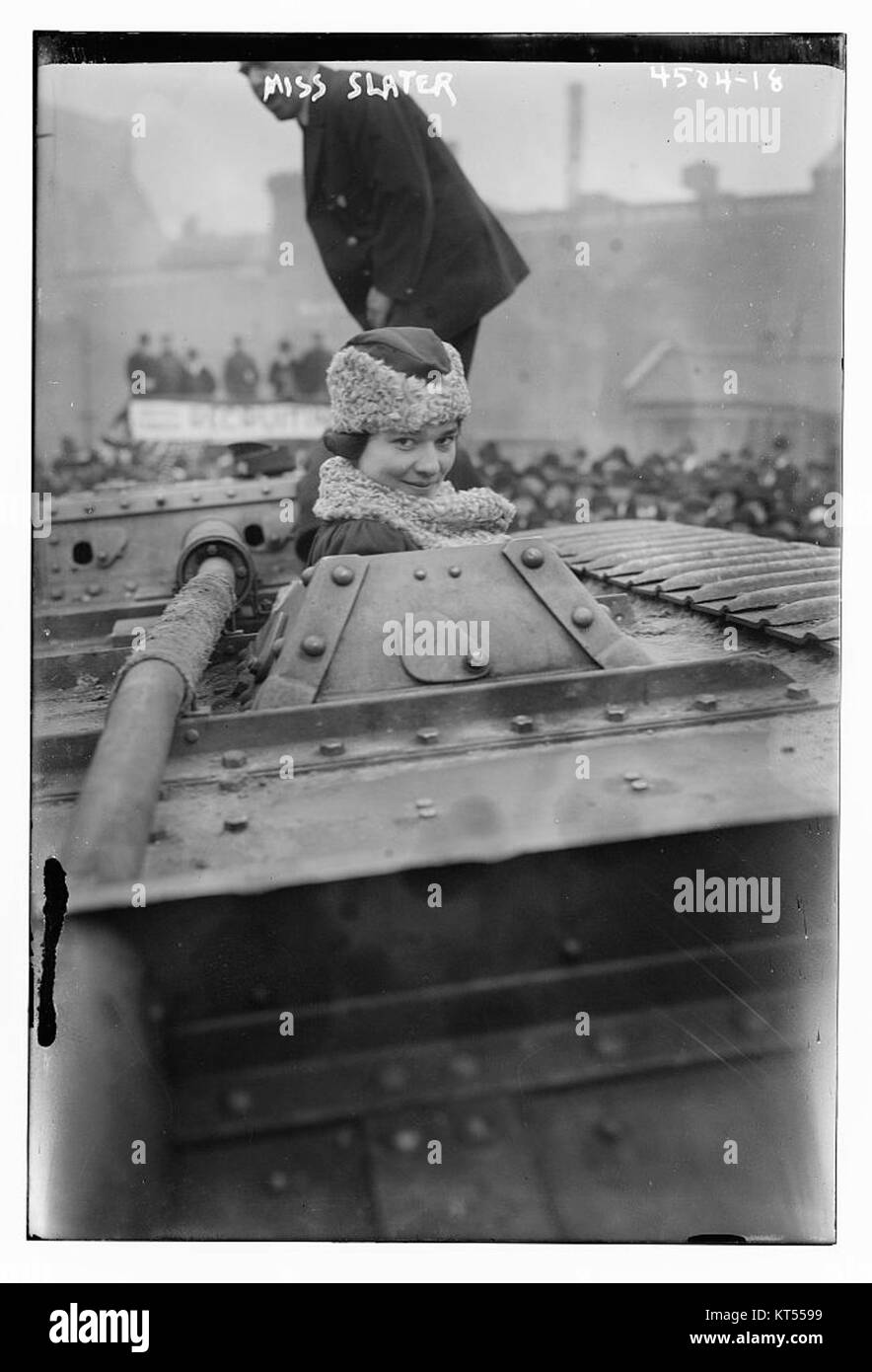 Miss Slater scheint eine Person zu sein, die möglicherweise mit einer historischen oder kulturellen Figur verwandt ist. Die Referenznummer 25415972981 könnte sich auf ein Foto, ein Kunstwerk oder eine andere Form der Dokumentation beziehen, die sie zeigt. Stockfoto