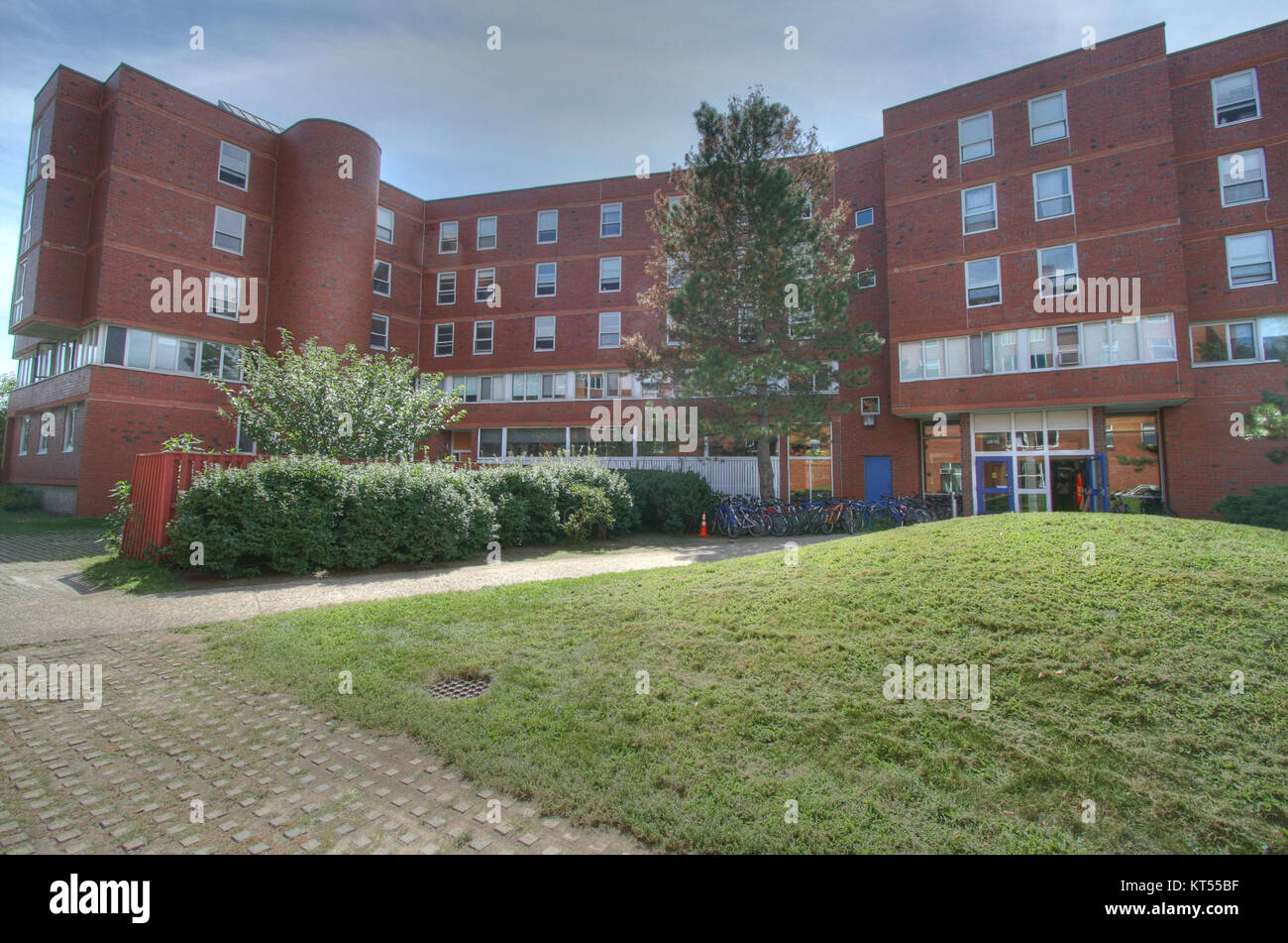 Ein Foto des mit Next House, einem modernen Studentenwohnheim am Massachusetts Institute of Technology. Das Gebäude zeigt zeitgenössische Architektur, die für das Studentenleben und das Leben auf dem Campus entworfen wurde. Stockfoto