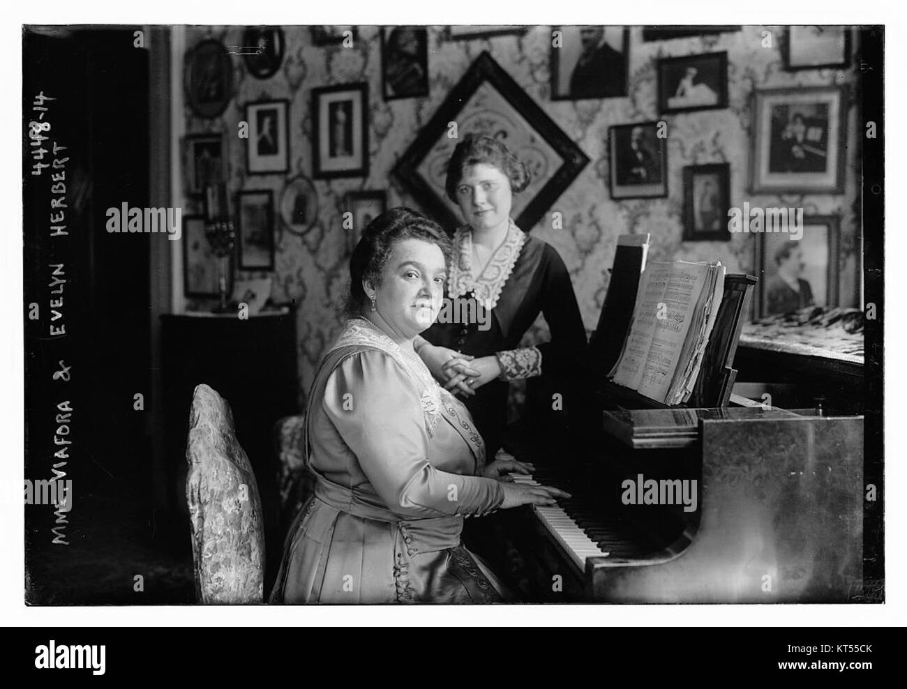 Das Bild oder die Karte mit „Mme. Viafora, Evelyn Herbert, bezieht sich wahrscheinlich auf eine Schauspielerin oder Kulturfigur des frühen 20. Jahrhunderts. Es repräsentiert eine Ära des Unterhaltungs- oder Gesellschaftslebens, in der ein Moment von öffentlichem Interesse festgehalten wird. Stockfoto