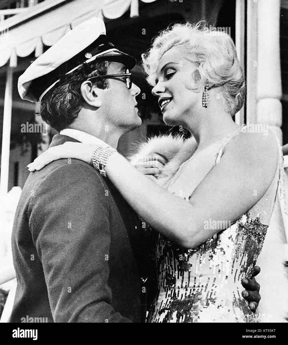 Monroe und Curtis spielten 1959 in dem Film *Some Like IT Hot*, einem klassischen Comedy-Film, der für seine legendären Auftritte und seinen Platz in der amerikanischen Filmgeschichte bekannt ist. Stockfoto
