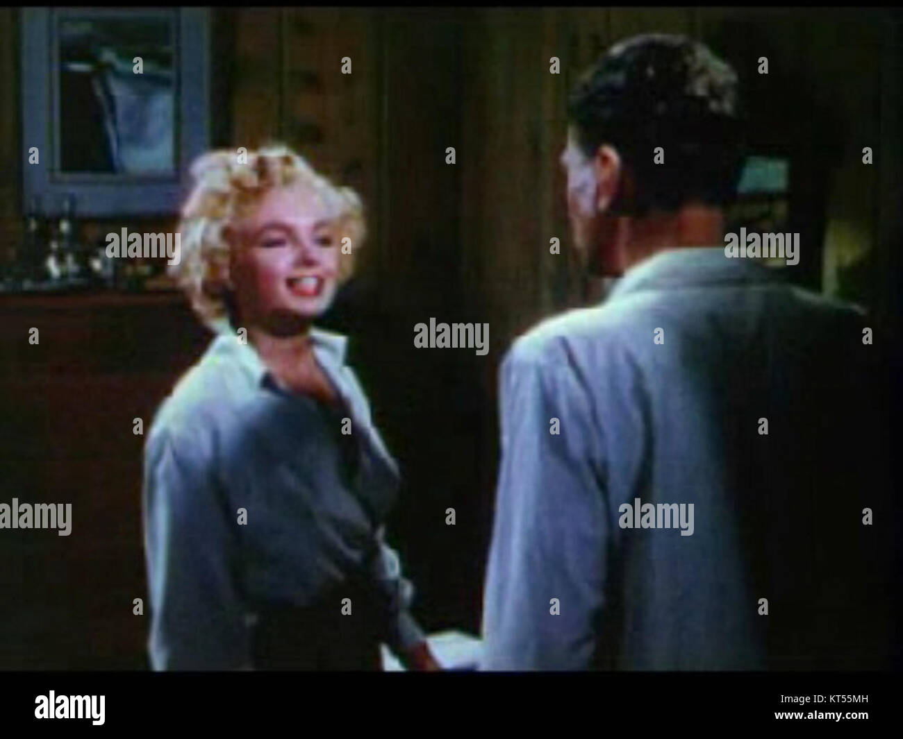 In dem Trailer zu *Niagara* (1953) neckt Marilyn Monroe Joseph Cottens Charakter und trägt zur Spannung und zum Drama des Films bei. Der Film ist ein Noir-Thriller, der am berühmten Ort der Niagarafälle spielt. Stockfoto