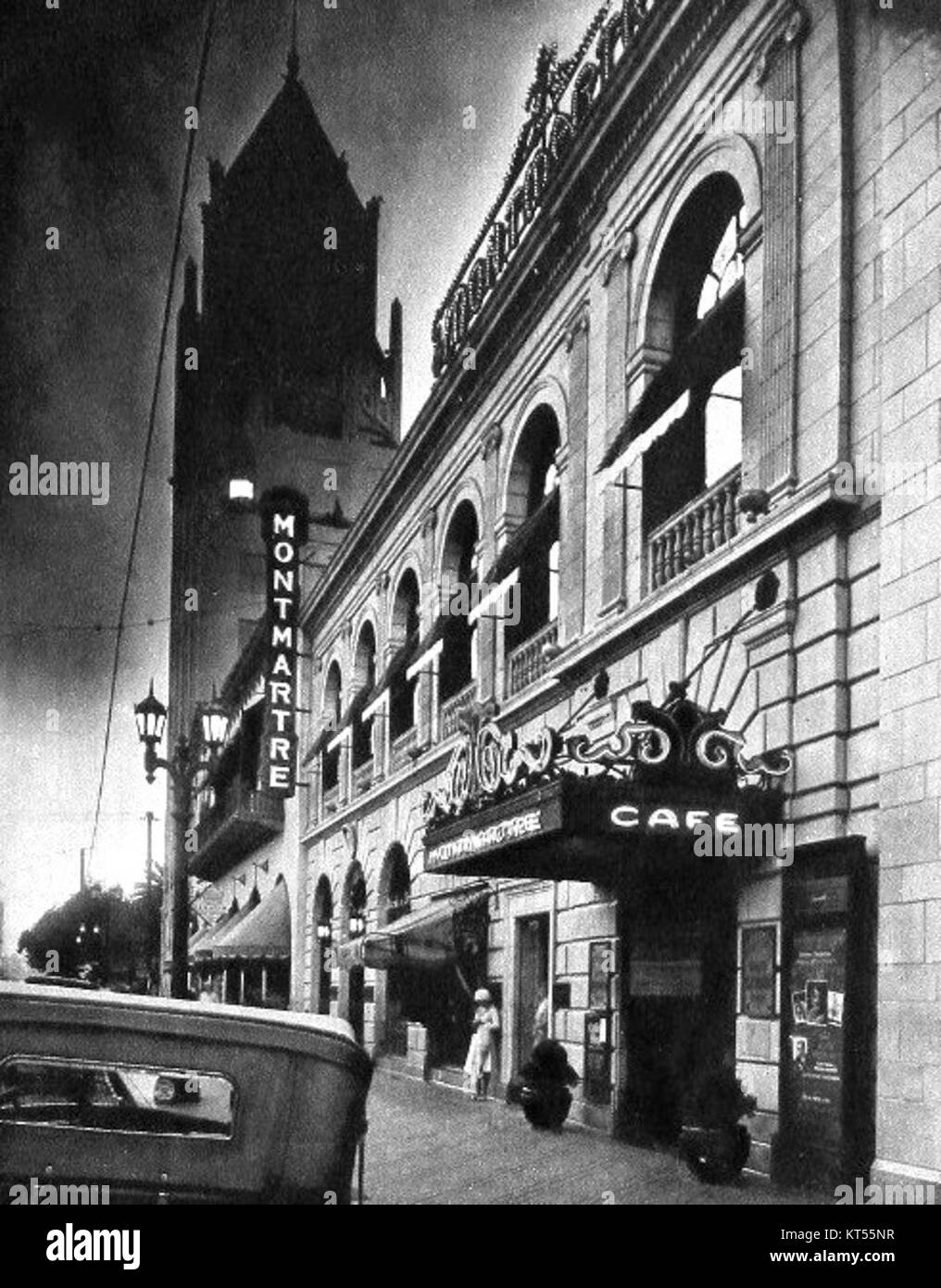 Montmartre, ein historisches Viertel in Paris, ist für seine künstlerische und kulturelle Bedeutung bekannt. In der Abenddämmerung verwandelt sich die Gegend in eine malerische Szene mit ihren berühmten Straßen und Wahrzeichen, die in sanftes Abendlicht getaucht sind. Stockfoto