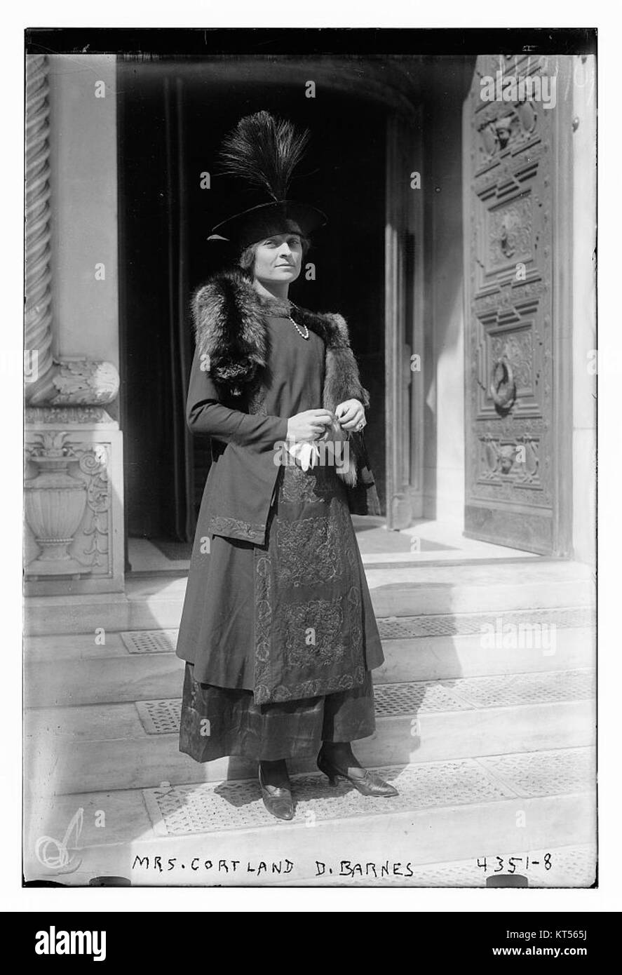 Ein Porträtfoto von Mrs. Cortland und D. Barnes, das ihr Aussehen und ihre Persönlichkeiten im frühen 20. Jahrhundert feststellt. Das Foto ist Teil einer historischen Sammlung, die das Leben in dieser Zeit zeigt. Stockfoto