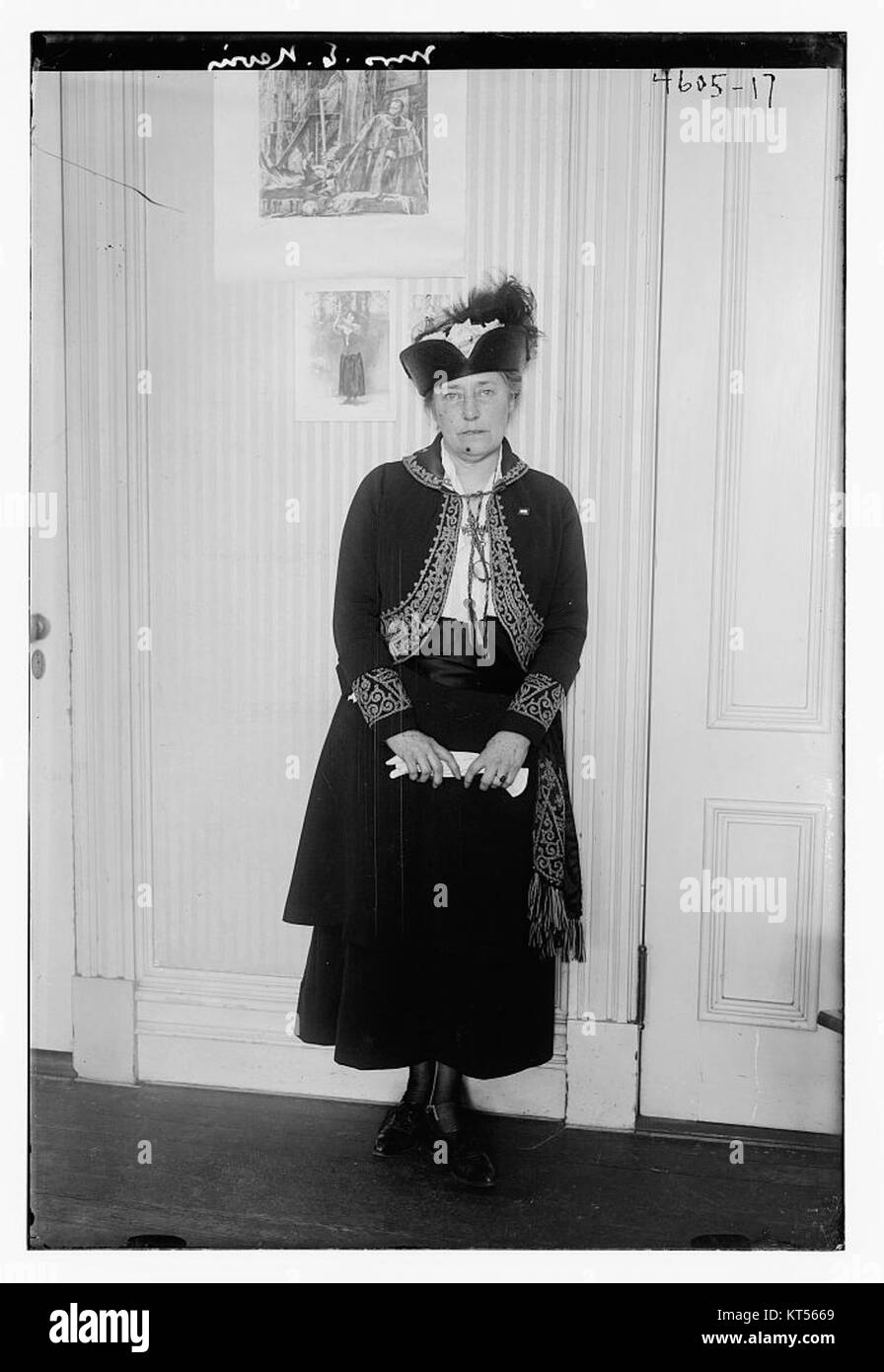 Mrs. E. Nevin wird in einem historischen Kontext erwähnt, wahrscheinlich in Bezug auf ein Foto oder Ereignis aus dem 20. Jahrhundert. Für eine vollständige Beschreibung sind weitere Details erforderlich. Stockfoto