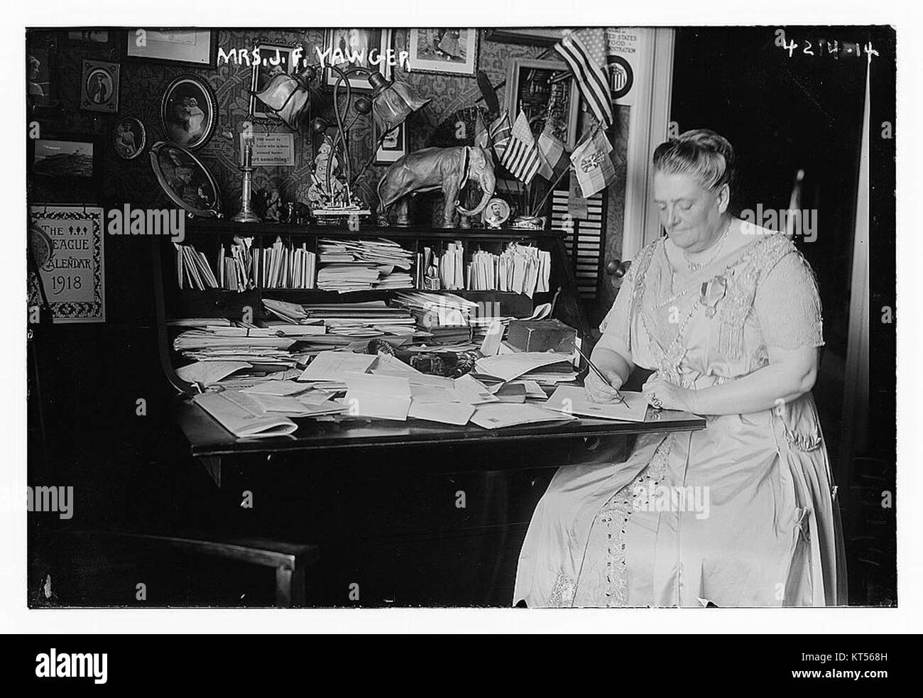 Ein Porträtfoto von Mrs. J.F. Yawger, wahrscheinlich aus dem frühen 20. Jahrhundert. Das Bild fängt eine historische Figur ihrer Ära ein und bietet einen Einblick in Mode oder Lebensstil der Zeit. Stockfoto