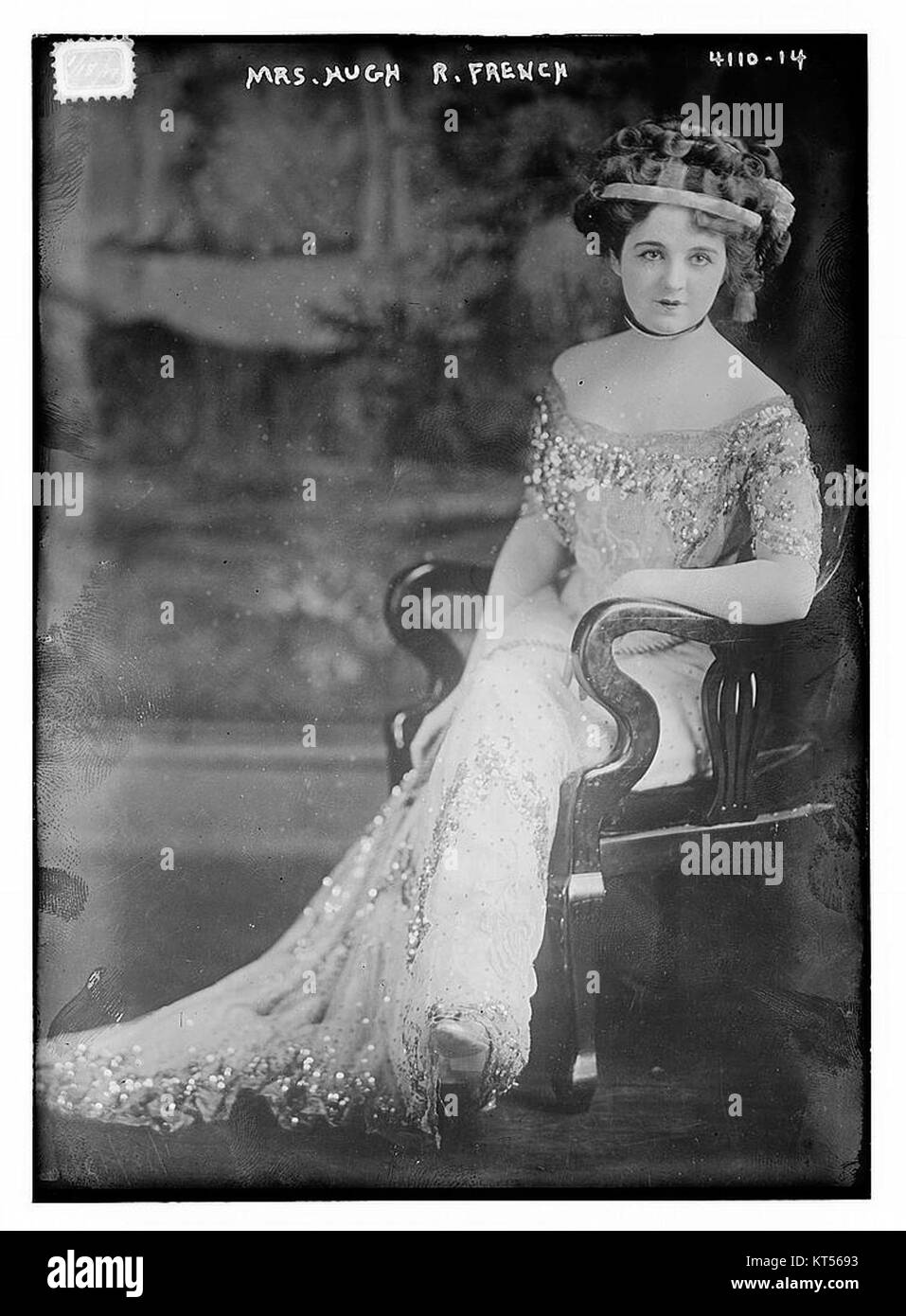 Ein historisches Porträt von Mrs. Hugh R. French, wahrscheinlich eine soziale Figur oder Ehefrau einer prominenten Person, aufgenommen in einem formalen Stil. Stockfoto