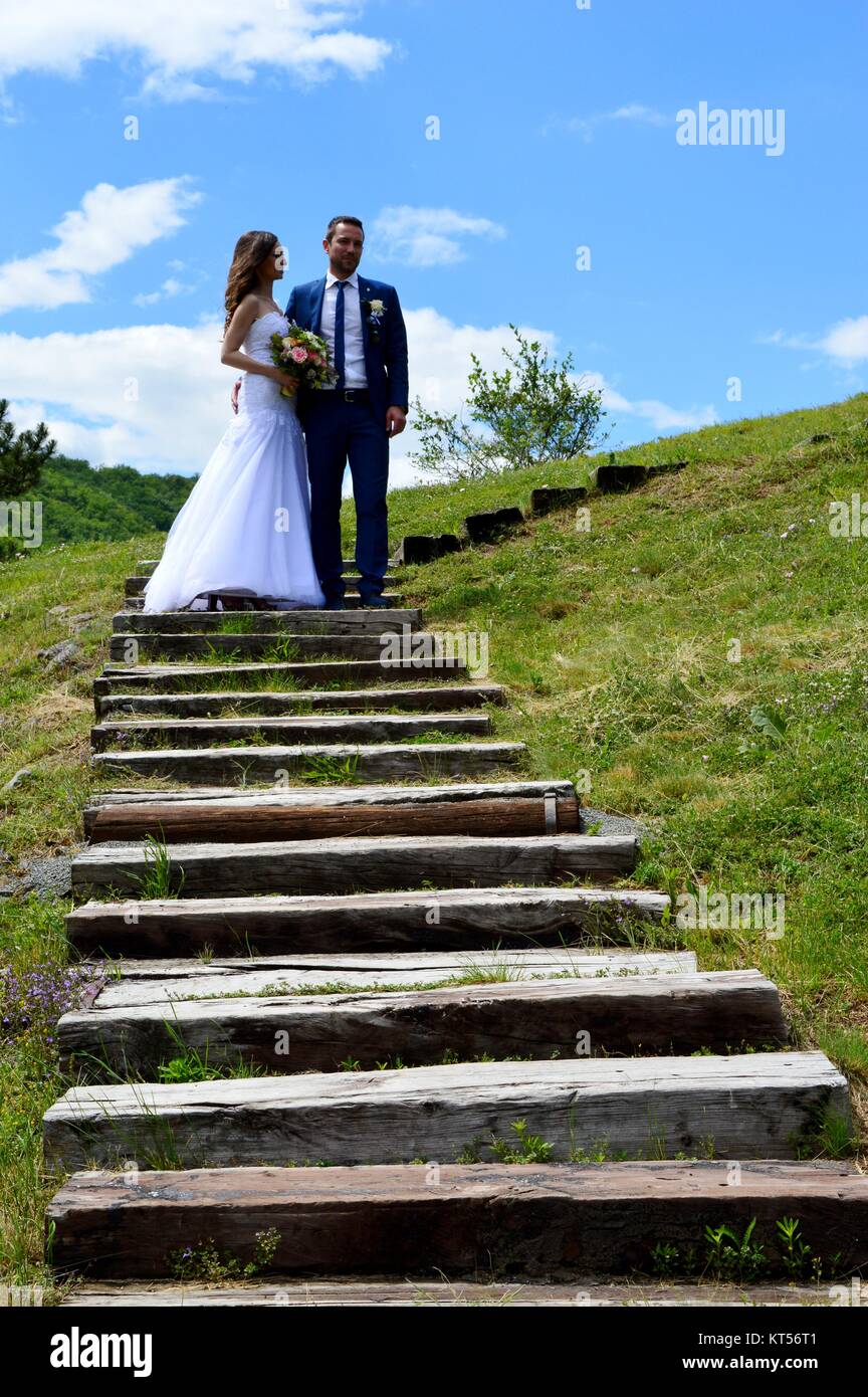 Die Braut und der Bräutigam auf Treppen Stockfoto