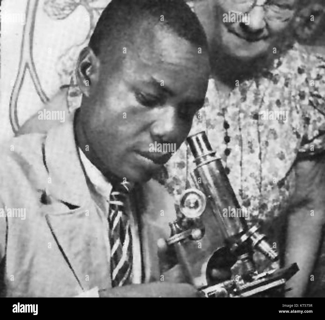 Der Titel bezieht sich wahrscheinlich auf ein historisches Foto oder Ereignis, bei dem indigene Menschen im belgischen Kongo von protestantischen Missionaren unterrichtet wurden. Dies verdeutlicht die Interaktion zwischen westlicher Religion und lokalen Kulturen im kolonialen Afrika. Stockfoto