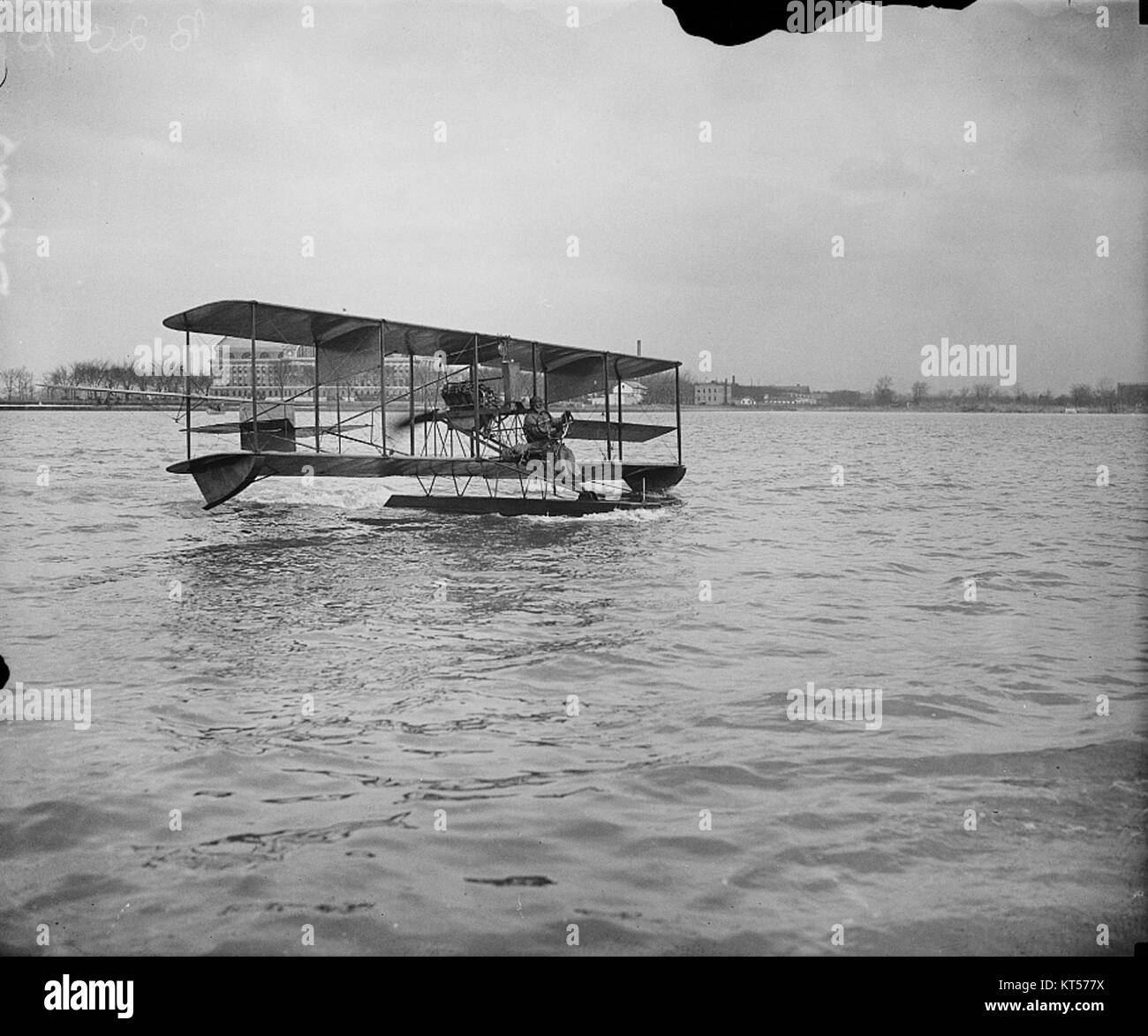 Marine Flyer dauert 12 Jahre auf seinen ersten Flug mit dem Wasserflugzeug Stockfoto