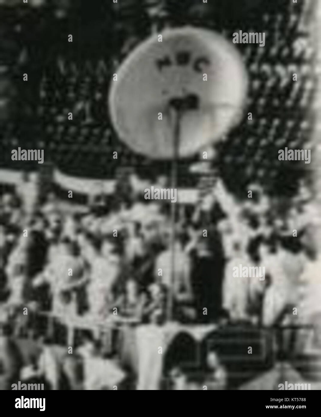 Das Parabolmikrofon NBC, das während der Demokratischen Nationalkonvention 1932 verwendet wurde, stellt einen wichtigen technologischen Fortschritt in der Sendeausrüstung dar. Das Mikrofon wurde für die Aufnahme entfernter Klänge mit hoher Klarheit entwickelt. Stockfoto