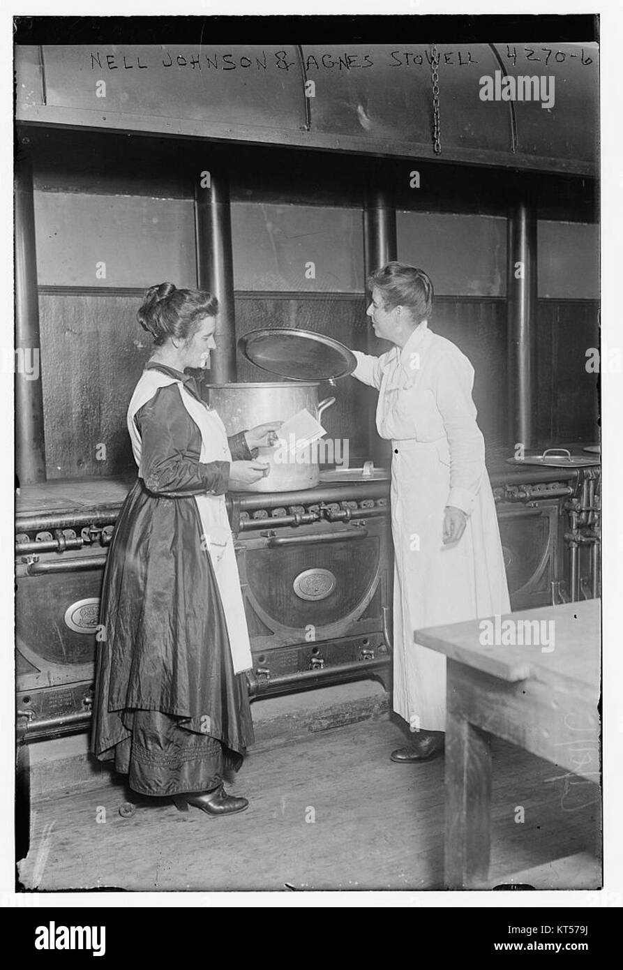 Nell Johnson und Agnes Stowell waren Personen in historischen oder sozialen Zusammenhängen, möglicherweise bemerkenswerte Persönlichkeiten oder mit bestimmten historischen Ereignissen oder Errungenschaften in Verbindung gebracht. Stockfoto
