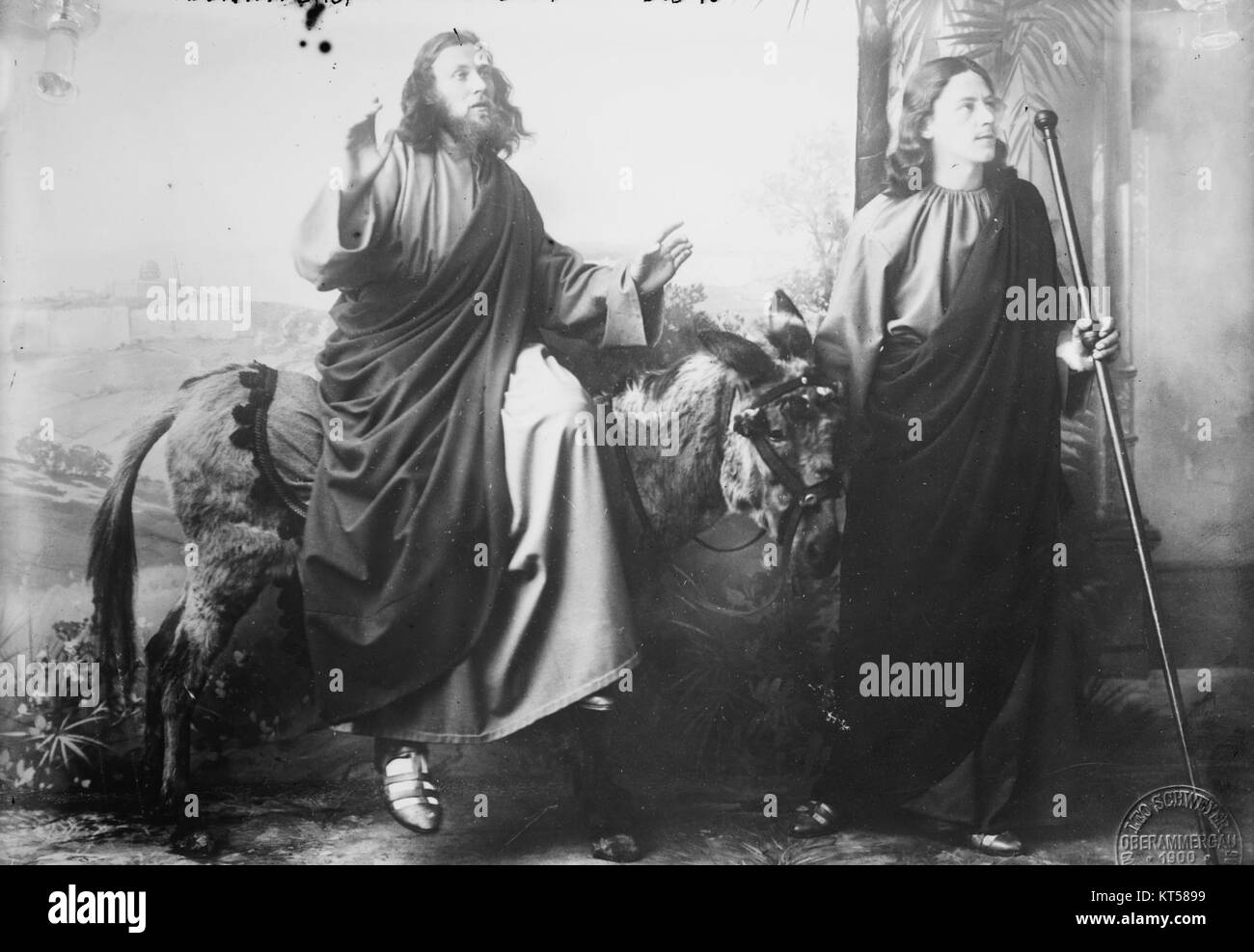 Das Passionsspiel Oberammergau, das 1634 erstmals aufgeführt wurde, ist eine dramatische Darstellung des Lebens Jesu Christi. Die Veranstaltung findet alle zehn Jahre in Oberammergau statt und zieht Publikum aus aller Welt an. Stockfoto