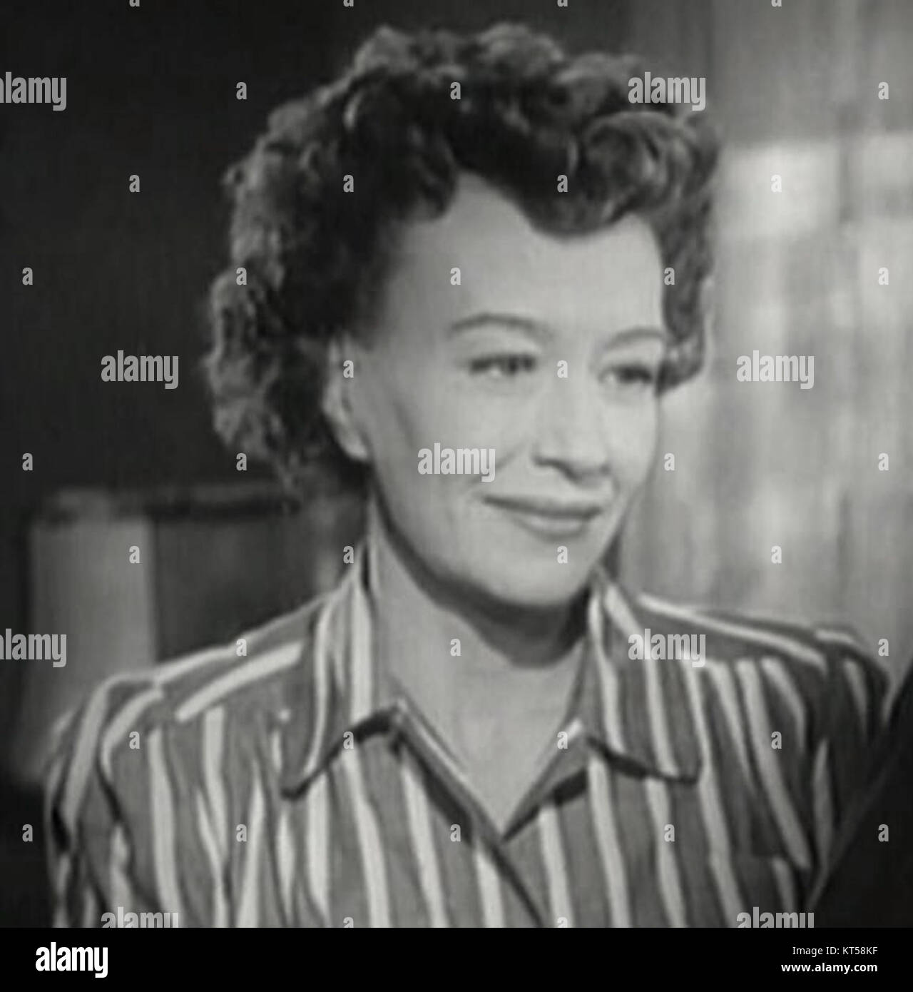 Ona Munson spielte in dem Film „das Rote Haus“, einem psychologischen Drama aus dem Jahr 1947, eine kraftvolle Performance, die zur spannenden Atmosphäre des Films beitrug. Stockfoto