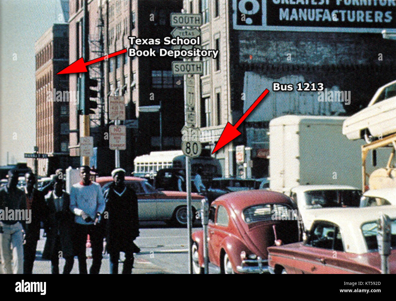 Ein Foto von Oswald an Bord des Busses Nr. 1213, aufgenommen Mitte des 20. Jahrhunderts. Das Bild hebt die historische Transportsituation hervor, wobei das Fahrzeug und die Menschen während dieser Zeit aufmerksam gemacht werden. Stockfoto