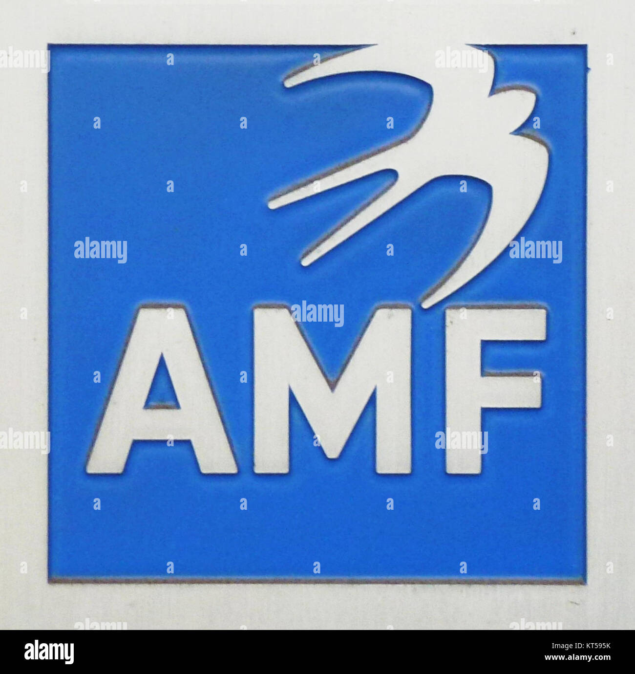 Das AMF-Schild in Marievik, Schweden, stellt ein kommerzielles Wahrzeichen in der Region dar. Sie steht für die Präsenz des AMF-Unternehmens in diesem Bezirk und trägt zur lokalen städtischen Umwelt bei. Stockfoto Das AMF-Schild in Marievik, Schweden, stellt ein kommerzielles Wahrzeichen in der Region dar. Sie steht für die Präsenz des AMF-Unternehmens in diesem Bezirk und trägt zur lokalen städtischen Umwelt bei. Stockfoto
