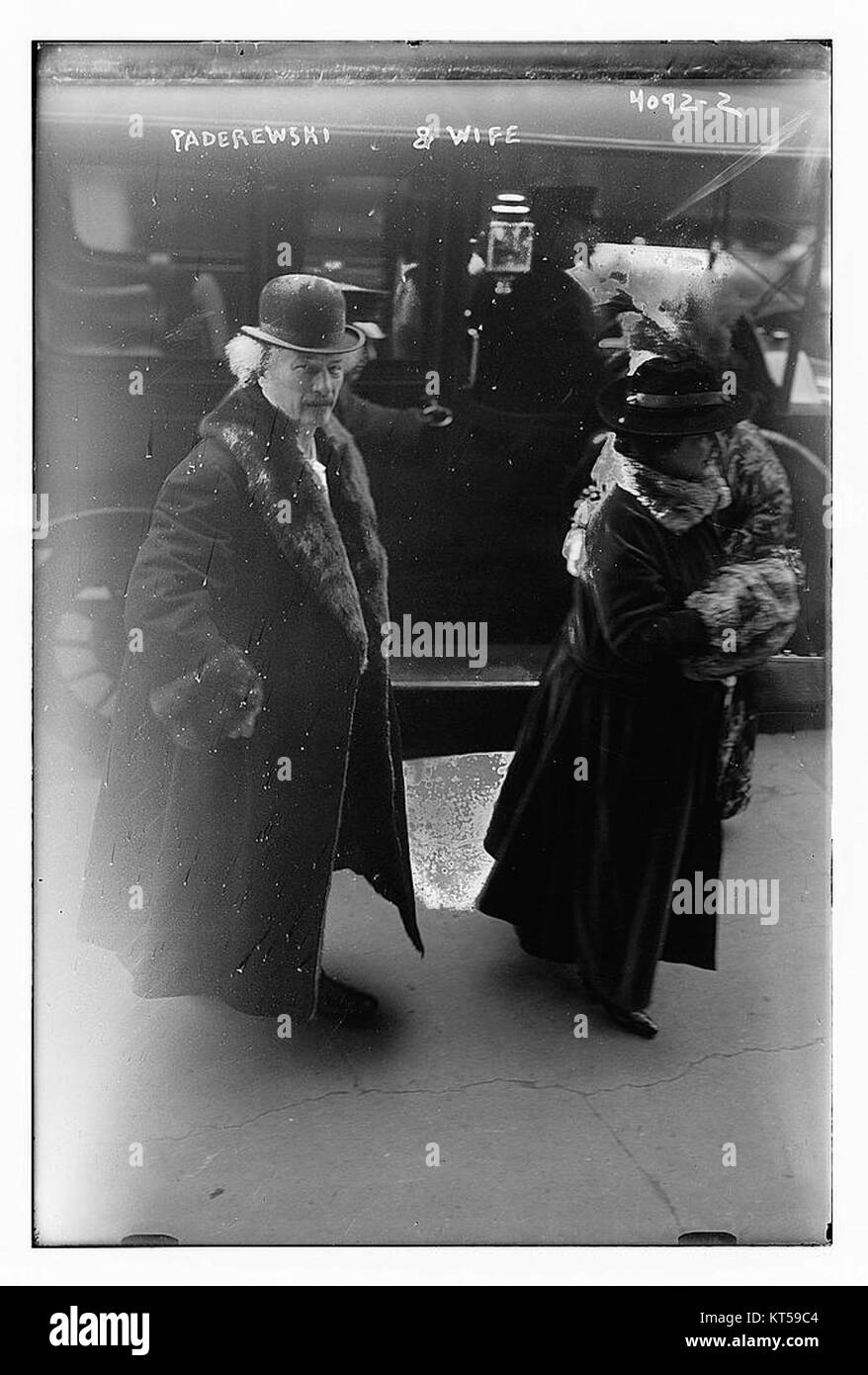 Das Foto zeigt Ignacy Jan Paderewski, einen bekannten polnischen Pianisten, Komponisten und Staatsmann, neben seiner Frau. Paderewski war einer der berühmtesten Musiker des frühen 20. Jahrhunderts und eine bedeutende Persönlichkeit in der polnischen Geschichte, bekannt für seine Beiträge zur klassischen Musik und seine Rolle in der polnischen Unabhängigkeitsbewegung. Stockfoto